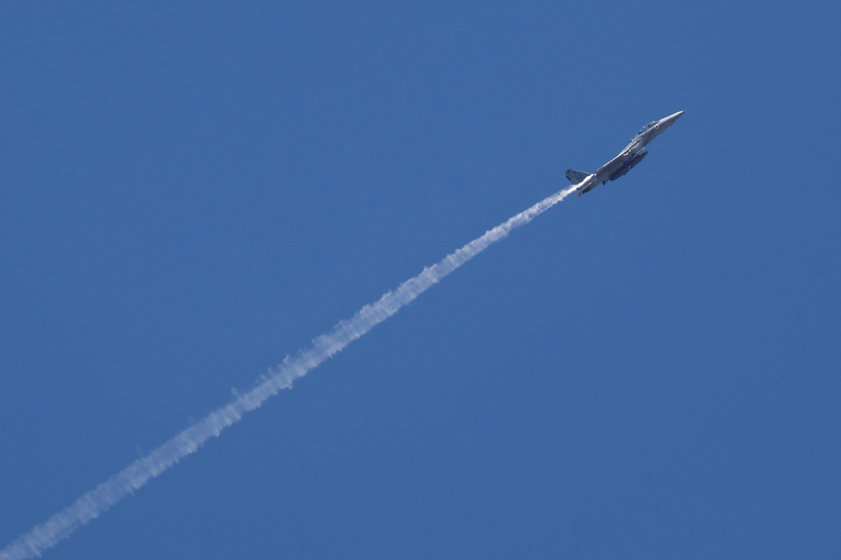 Ein israelischer Kampfjet von einem Luftwaffenstützpunkt in Zentralisrael aus gesehen.