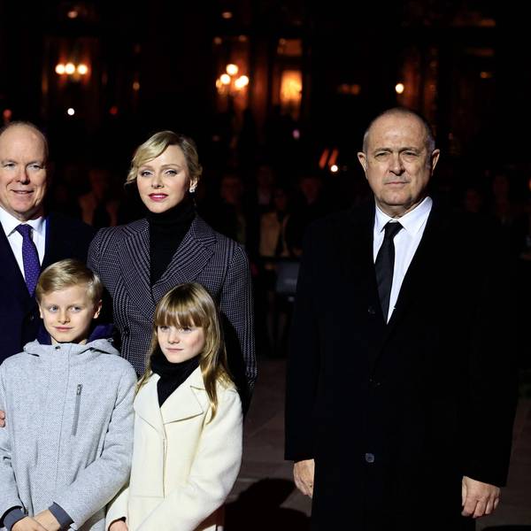 Der Präsident der Société des Bains de Mer de Monte-Carlo (SBM), Stéphane Valeri, Fürst Albert II. von Monaco, Prinz Jacques, Fürstin Charlène von Monaco, Prinzessin Gabriella und Staatsminister Didier Guillaume posieren nach der Einweihung der Weihnachtsbeleuchtung in Monaco.