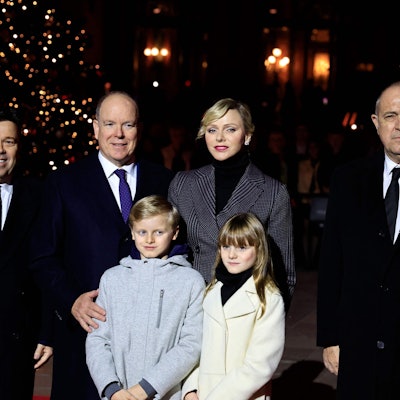 Der Präsident der Société des Bains de Mer de Monte-Carlo (SBM), Stéphane Valeri, Fürst Albert II. von Monaco, Prinz Jacques, Fürstin Charlène von Monaco, Prinzessin Gabriella und Staatsminister Didier Guillaume posieren nach der Einweihung der Weihnachtsbeleuchtung in Monaco.