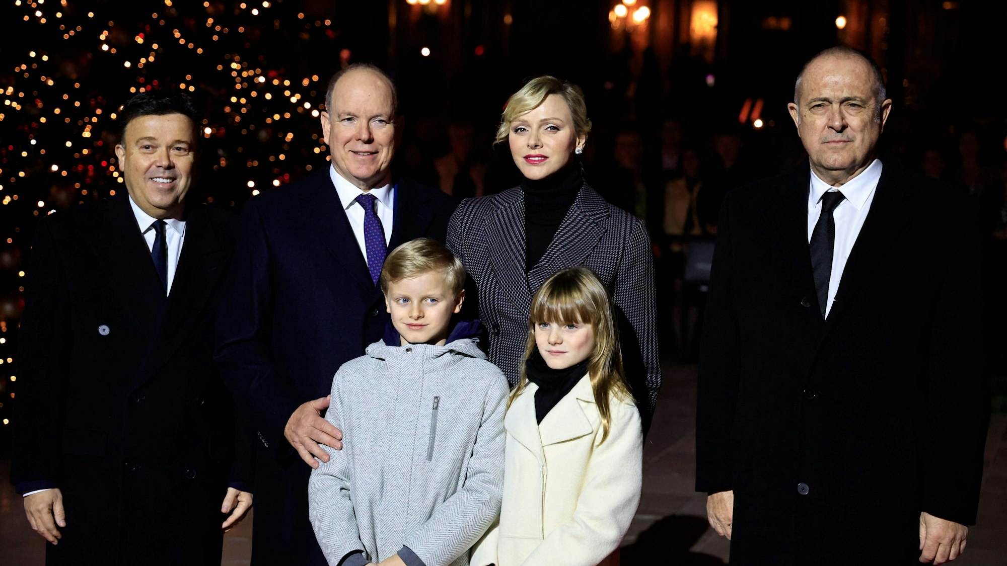 Der Präsident der Société des Bains de Mer de Monte-Carlo (SBM), Stéphane Valeri, Fürst Albert II. von Monaco, Prinz Jacques, Fürstin Charlène von Monaco, Prinzessin Gabriella und Staatsminister Didier Guillaume posieren nach der Einweihung der Weihnachtsbeleuchtung in Monaco.