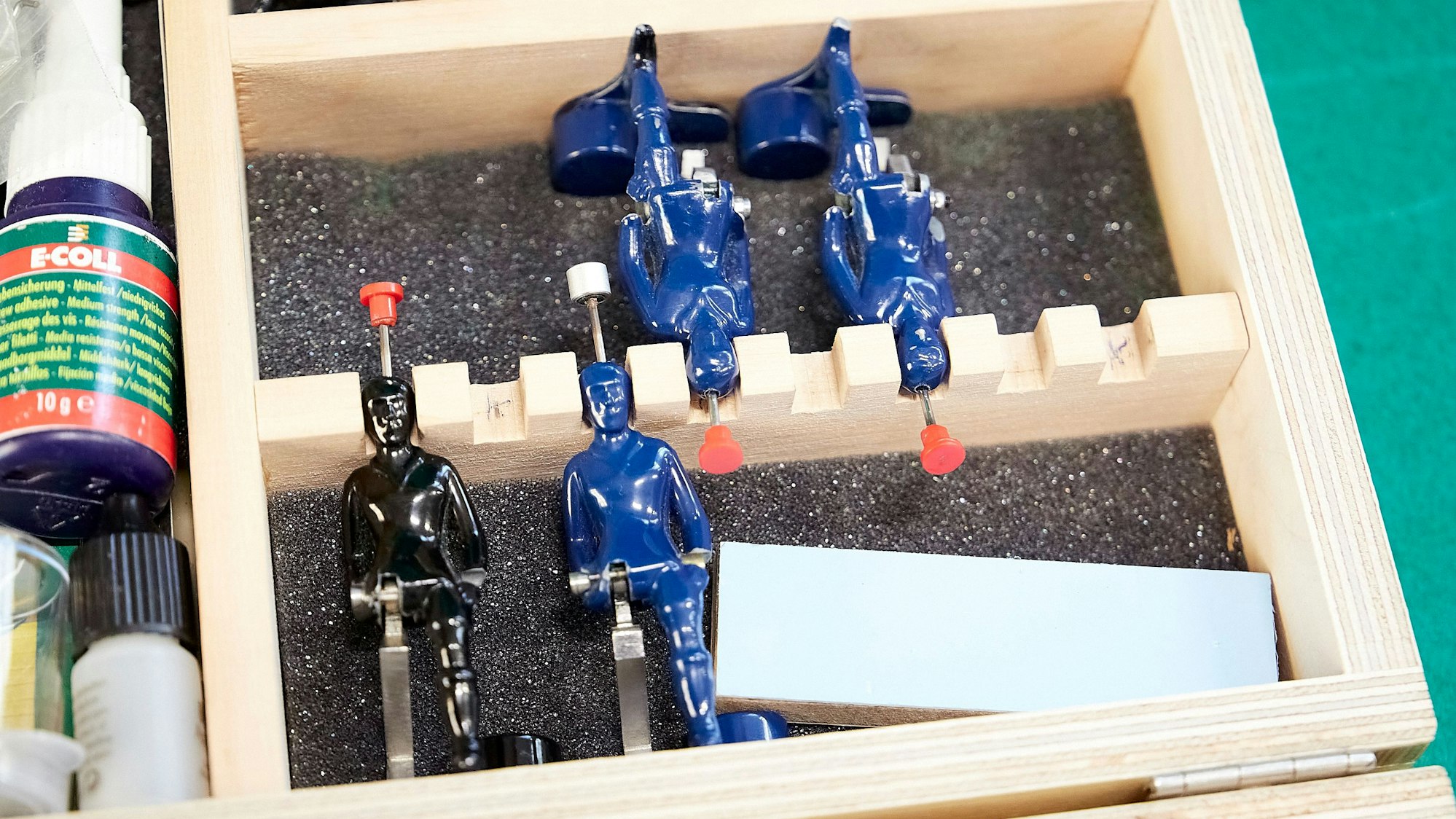 Das Bild zeigt die Utensilien für das Tipp-Kick-Spiel.