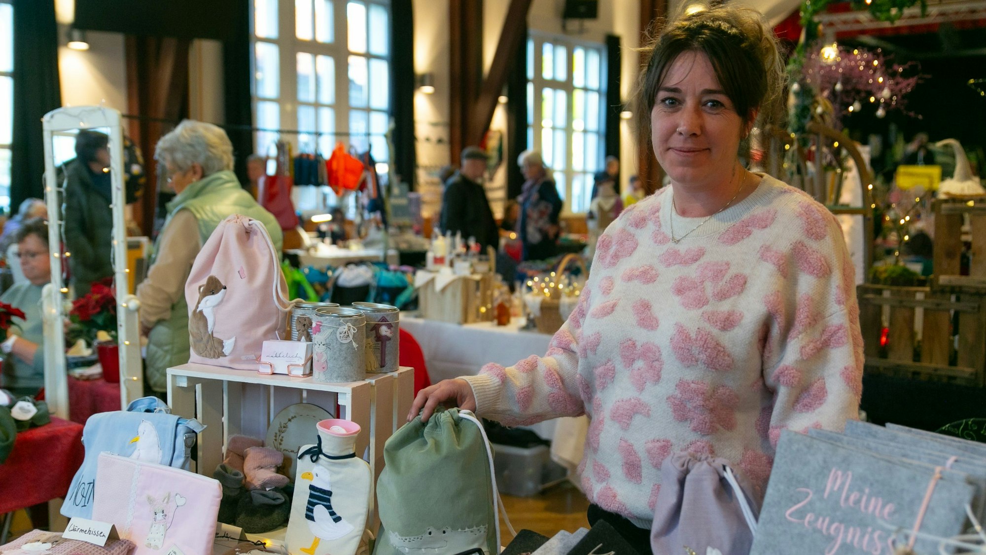 Eine Frau vor ihrer Ware.