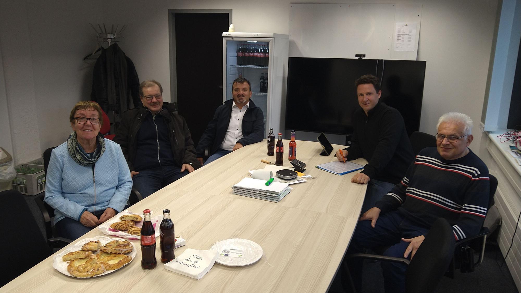 Eine Frau und vier Männer sitzen an einem Tisch. v.l.: Lilo Heinrich (parteilos), Wolfgang Kleinjans (Grüne), Inan Gökpinar (SPD), Daniel Kastenholz (CDU) und Klaus Hebert-Okon (Linke).