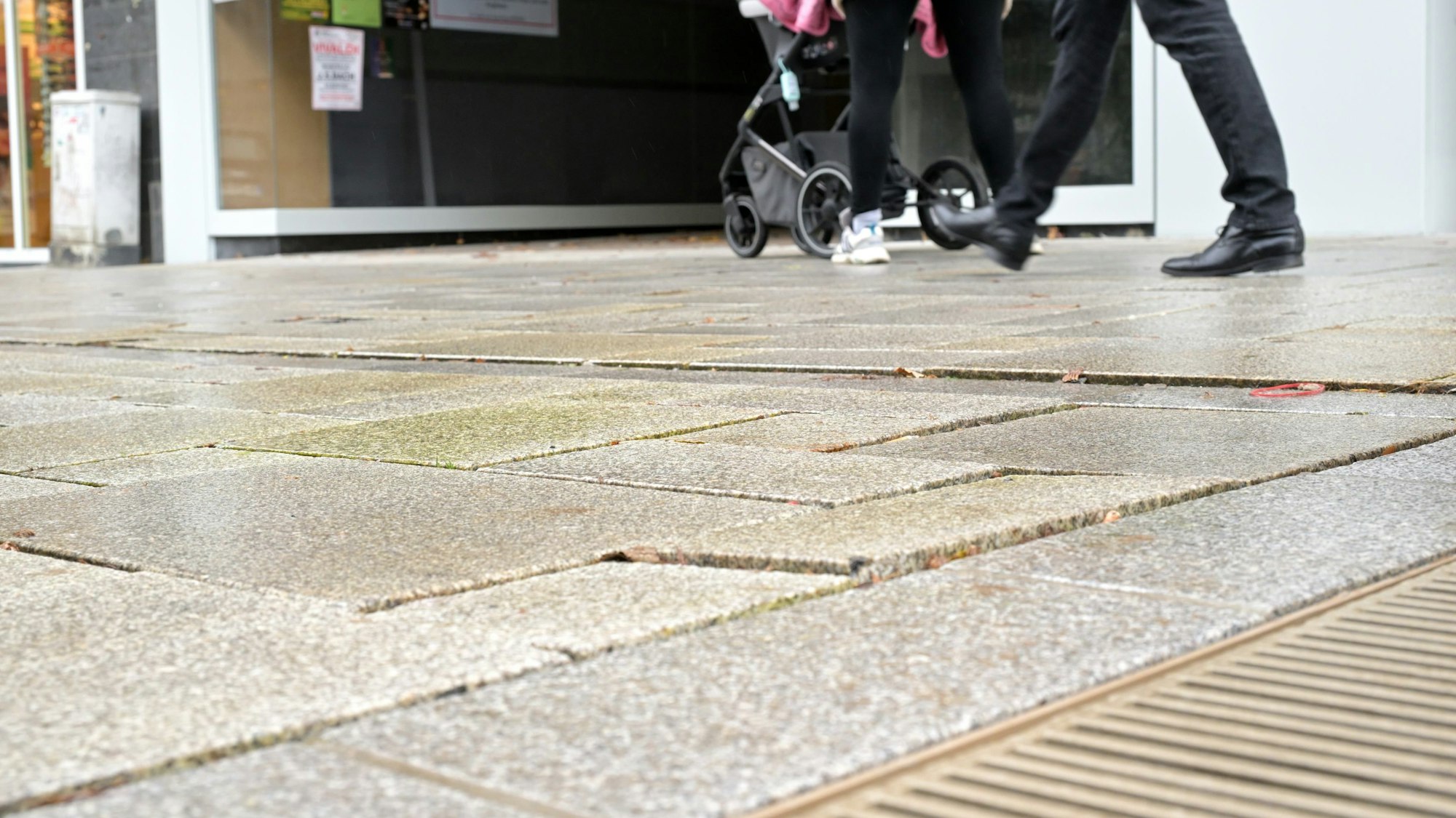 Einige Steinplatten stehen höher als andere.