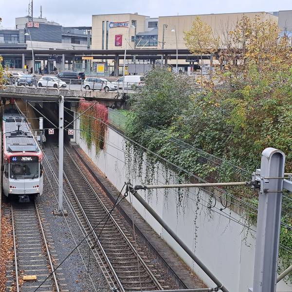Die Stadtbahnlinie 66 hat bei der Ein- und Ausfahrt in den Siegburger Bahnhof ein eigenes, unabhängiges Gleis.