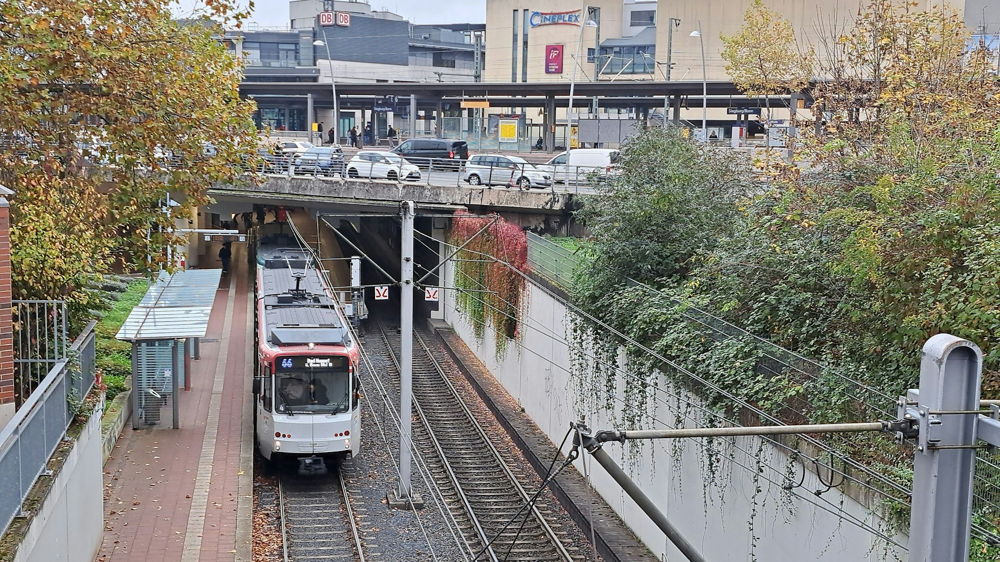 Die Stadtbahnlinie 66 hat bei der Ein- und Ausfahrt in den Siegburger Bahnhof ein eigenes, unabhängiges Gleis.