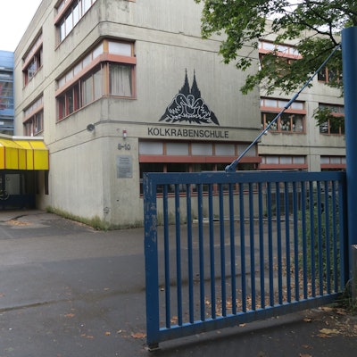 FörderschEin tristes Schulgebäude in Waschbeton-Optik ist zu sehen.