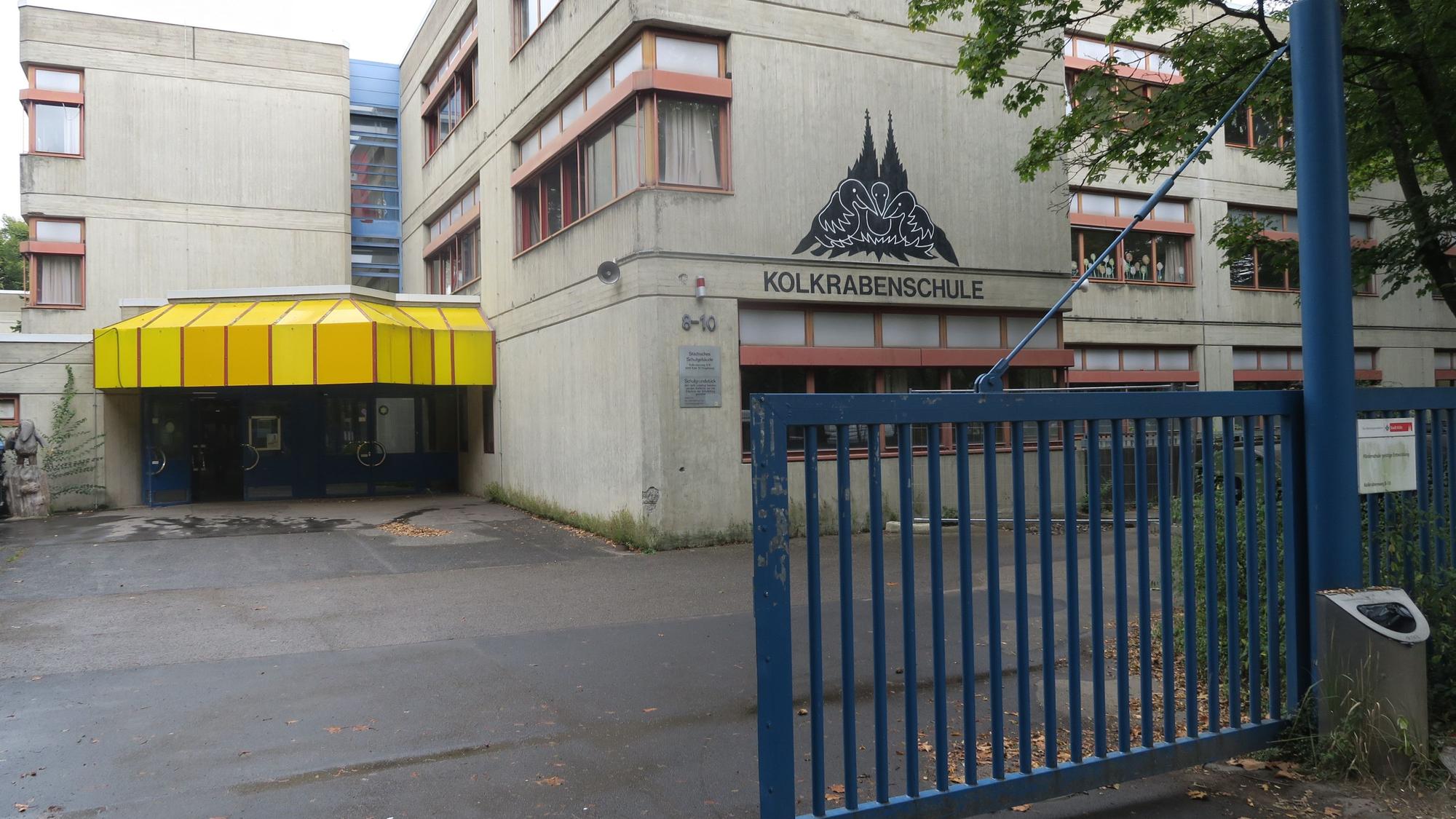 FörderschEin tristes Schulgebäude in Waschbeton-Optik ist zu sehen.