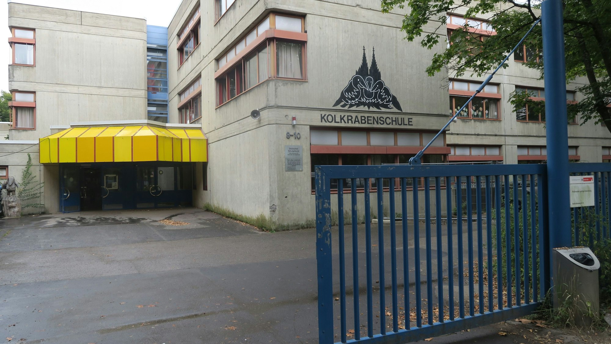 FörderschEin tristes Schulgebäude in Waschbeton-Optik ist zu sehen.