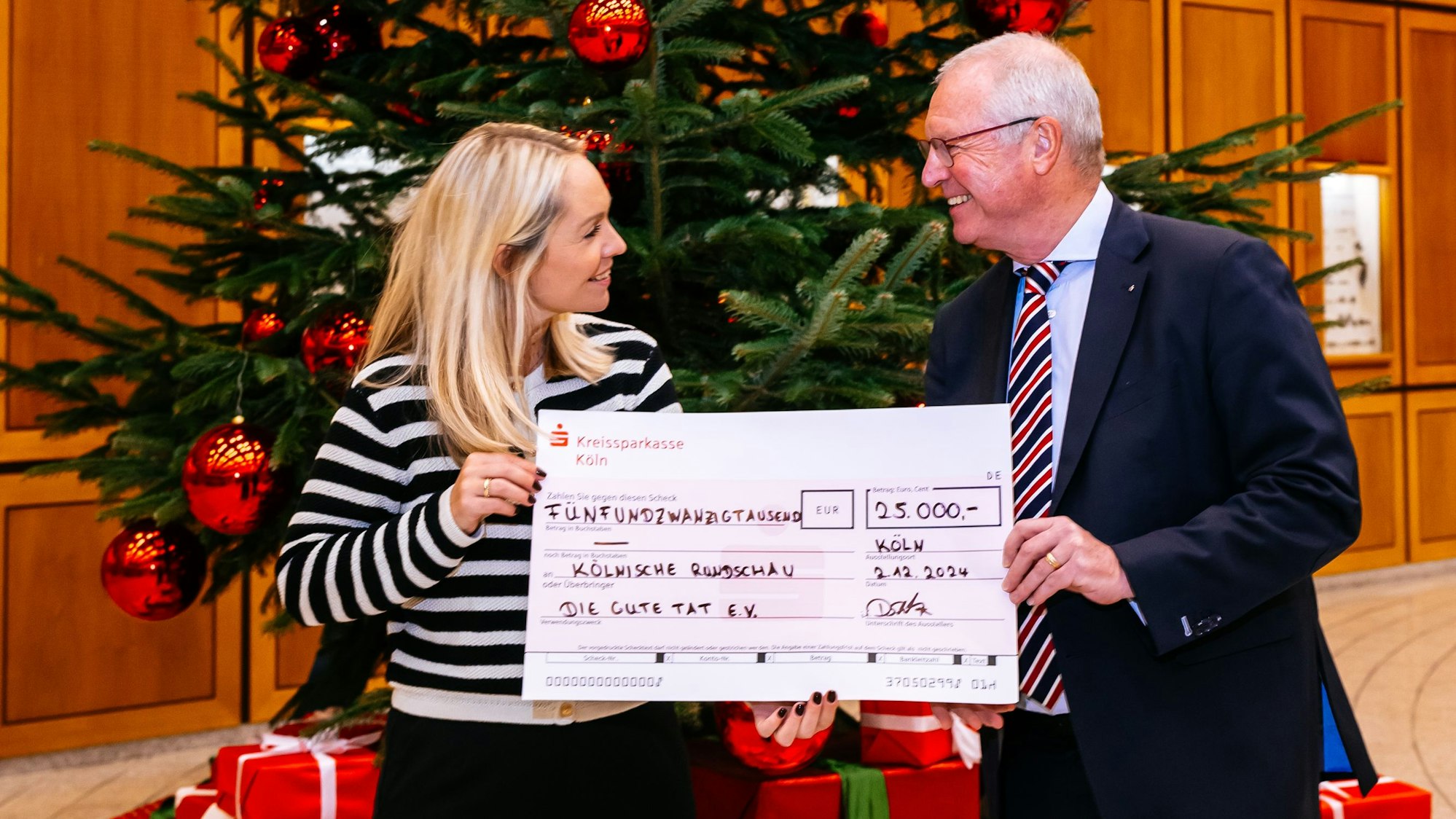 Besonders zur Weihnachtszeit: Alexander Wüerst, Vorstandsvorsitzender der Kreissparkasse Köln, überreicht Julia Heinen, Vorsitzende der Altenhilfe, den symbolischen Spendenscheck.