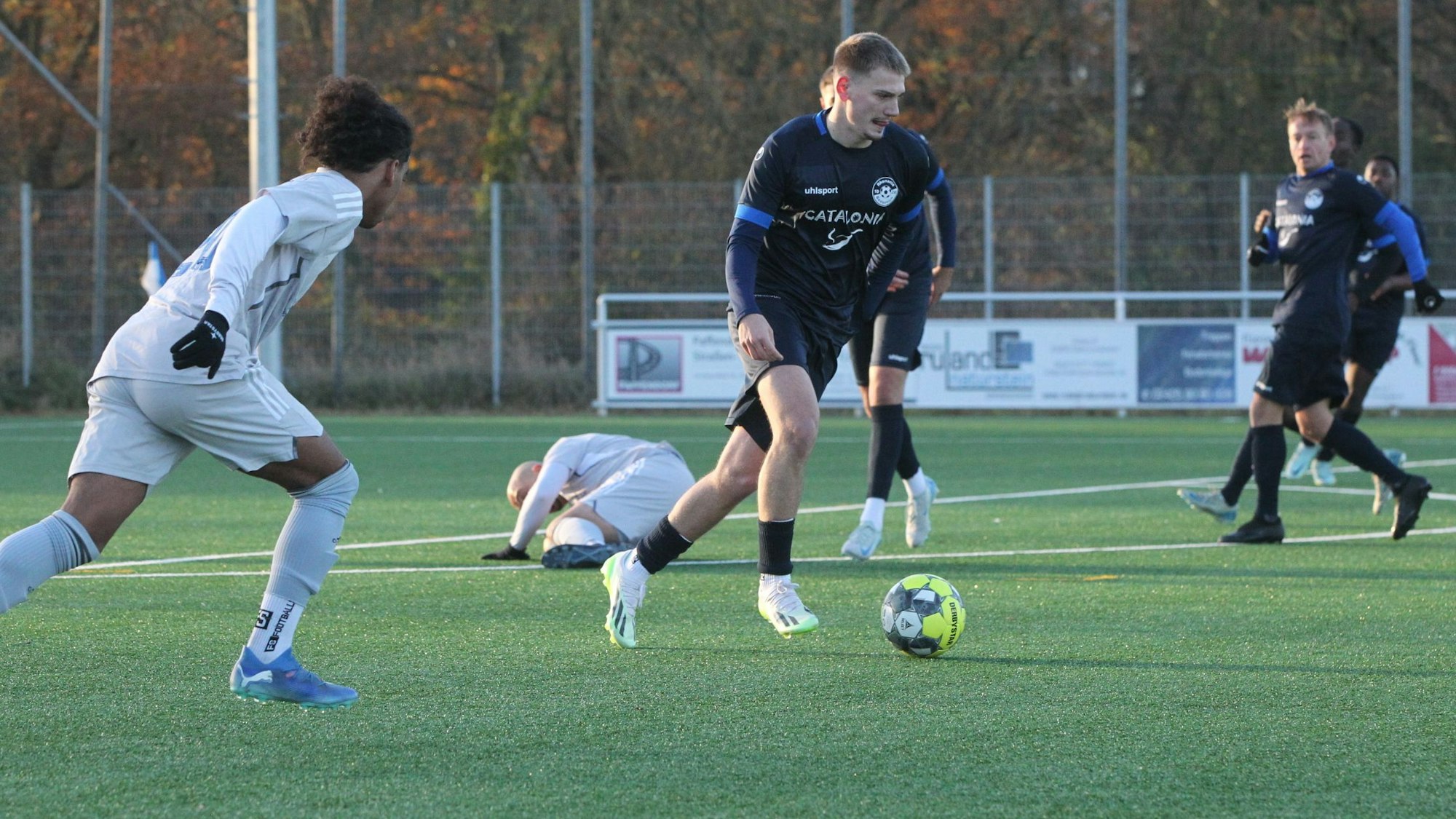 Das Bild zeigt, wie der Spieler des SV Bessenich den Ball führt.