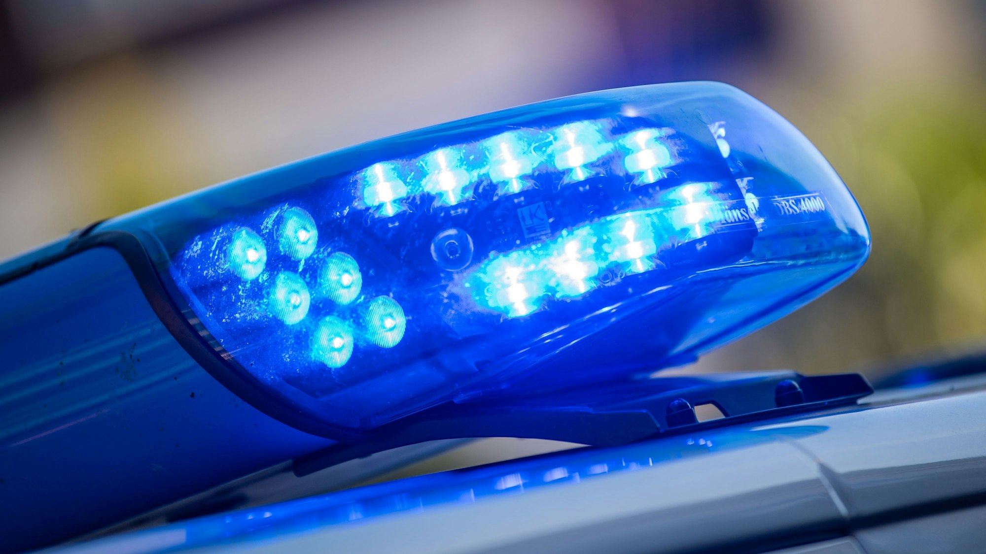 SYMBOLBILD - 11.08.2022, Niedersachsen, Vechta: Ein Blaulicht ist auf dem Dach eines Polizeifahrzeugs zu sehen. (zu dpa: «Mann läuft über Autobahn und wird lebensgefährlich verletzt») Foto: Lino Mirgeler/dpa +++ dpa-Bildfunk +++