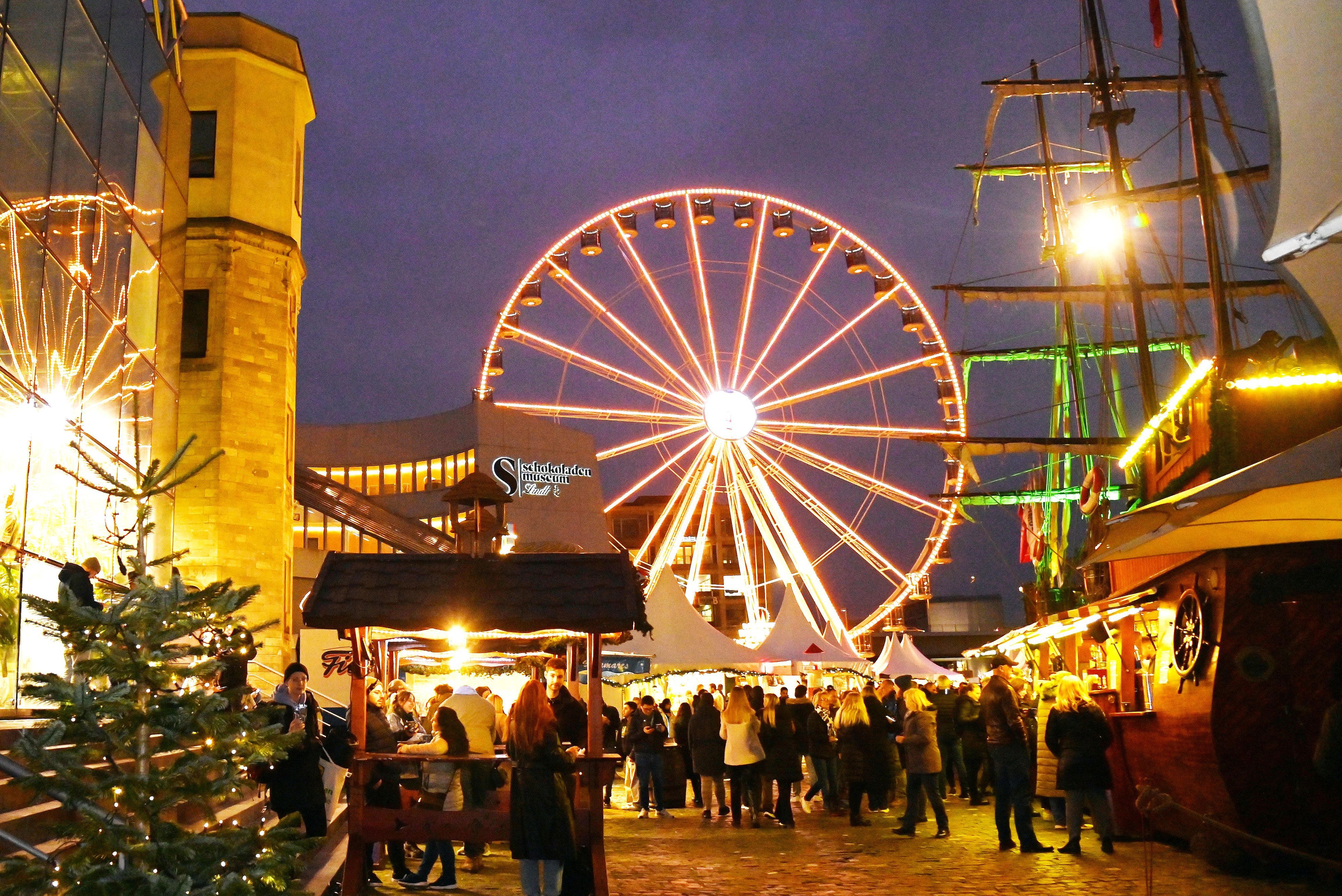 Das Riesenrad steht auf dem Hafenweihnachtsmarkt. (Archivbild)