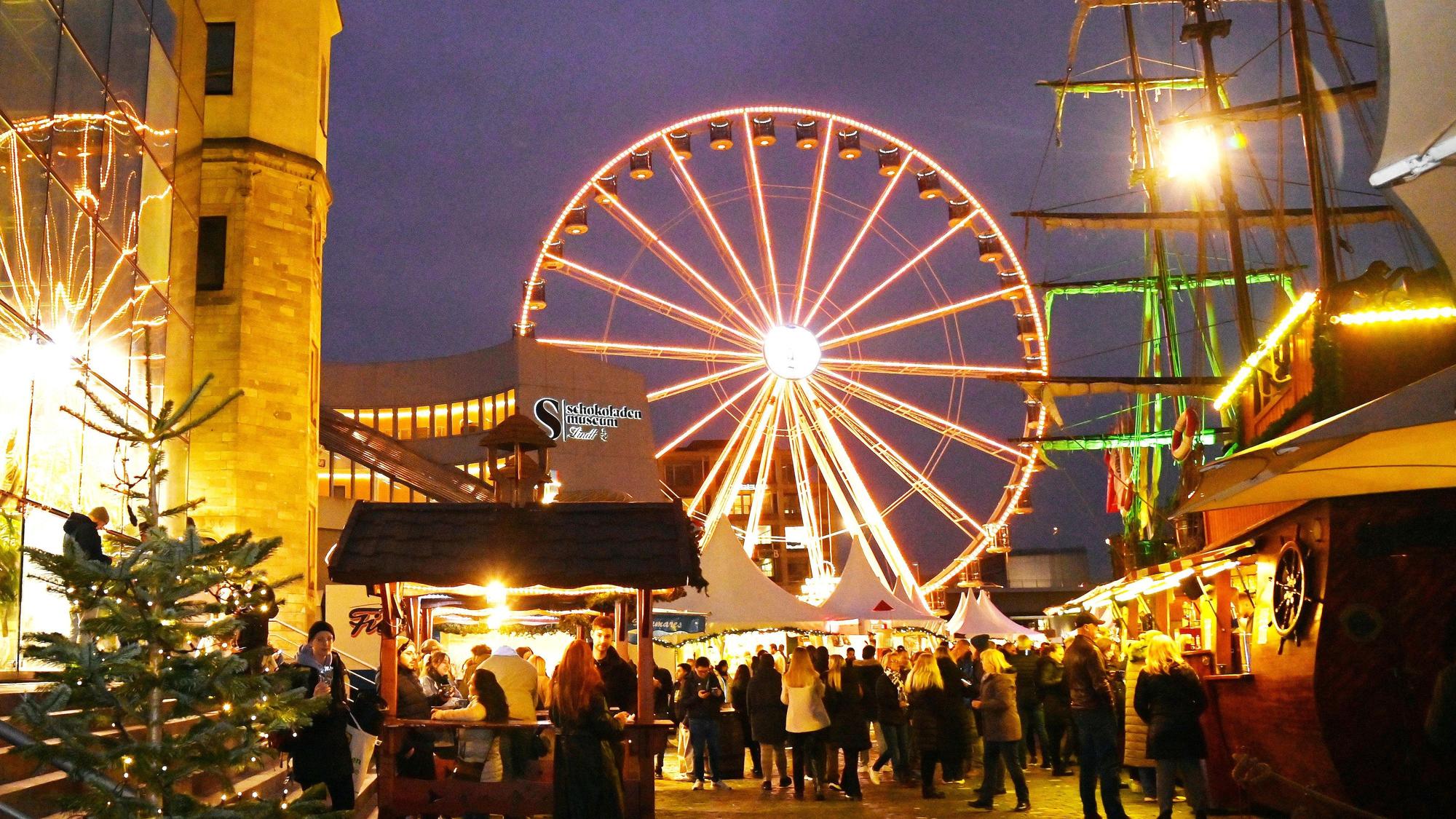 Das Riesenrad steht auf dem Hafenweihnachtsmarkt. (Archivbild)