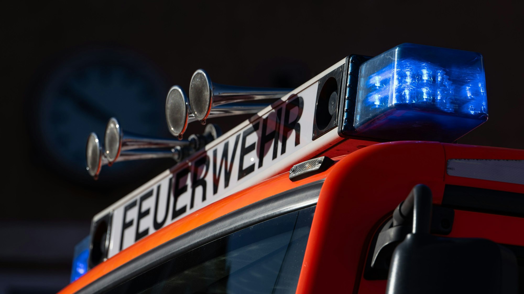 ILLUSTRATION - 08.11.2023, Baden-Württemberg, Stuttgart: Blaulicht ist während eines Pressetermins auf einem Einsatzfahrzeug der Feuerwehr zu sehen. In Hamburg musste die Feuerwehr zu etwa 30 Einsätzen ausrücken. (zu dpa: «Mann bei Wohnungsbrand in Hamburg lebensgefährlich verletzt») Foto: Marijan Murat/dpa +++ dpa-Bildfunk +++