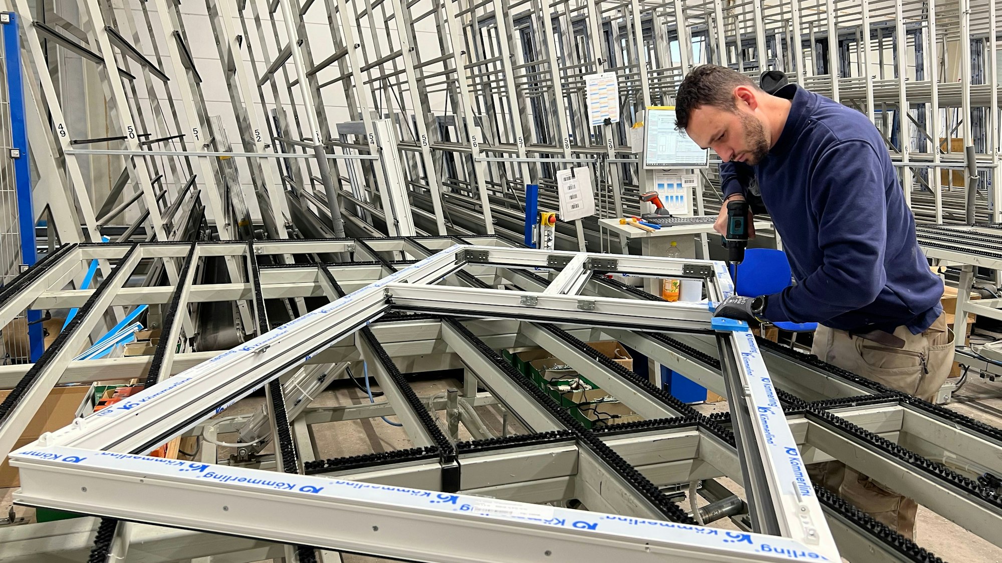 Ein Arbeiter montiert eine Kunststofftür.