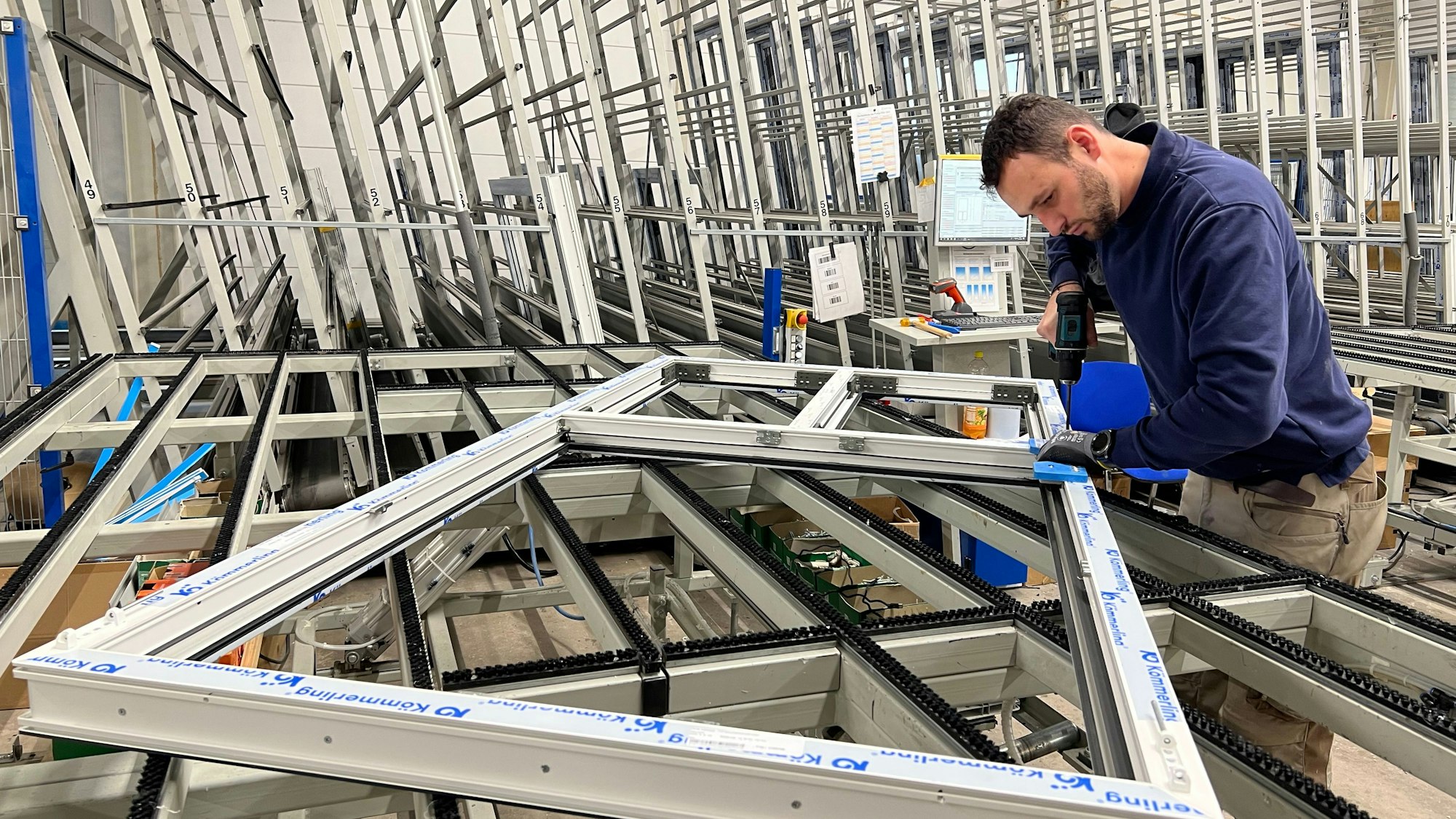 Ein Arbeiter montiert eine Kunststofftür.