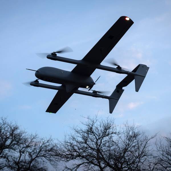 Eine Poseidon H10 Mittelstrecken-Drohne der ukrainischen 22. mechanisierten Brigade fliegt an der Frontlinie in der Nähe von Bachmut in der Region Donezk .