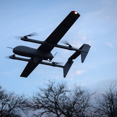 Eine Poseidon H10 Mittelstrecken-Drohne der ukrainischen 22. mechanisierten Brigade fliegt an der Frontlinie in der Nähe von Bachmut in der Region Donezk .