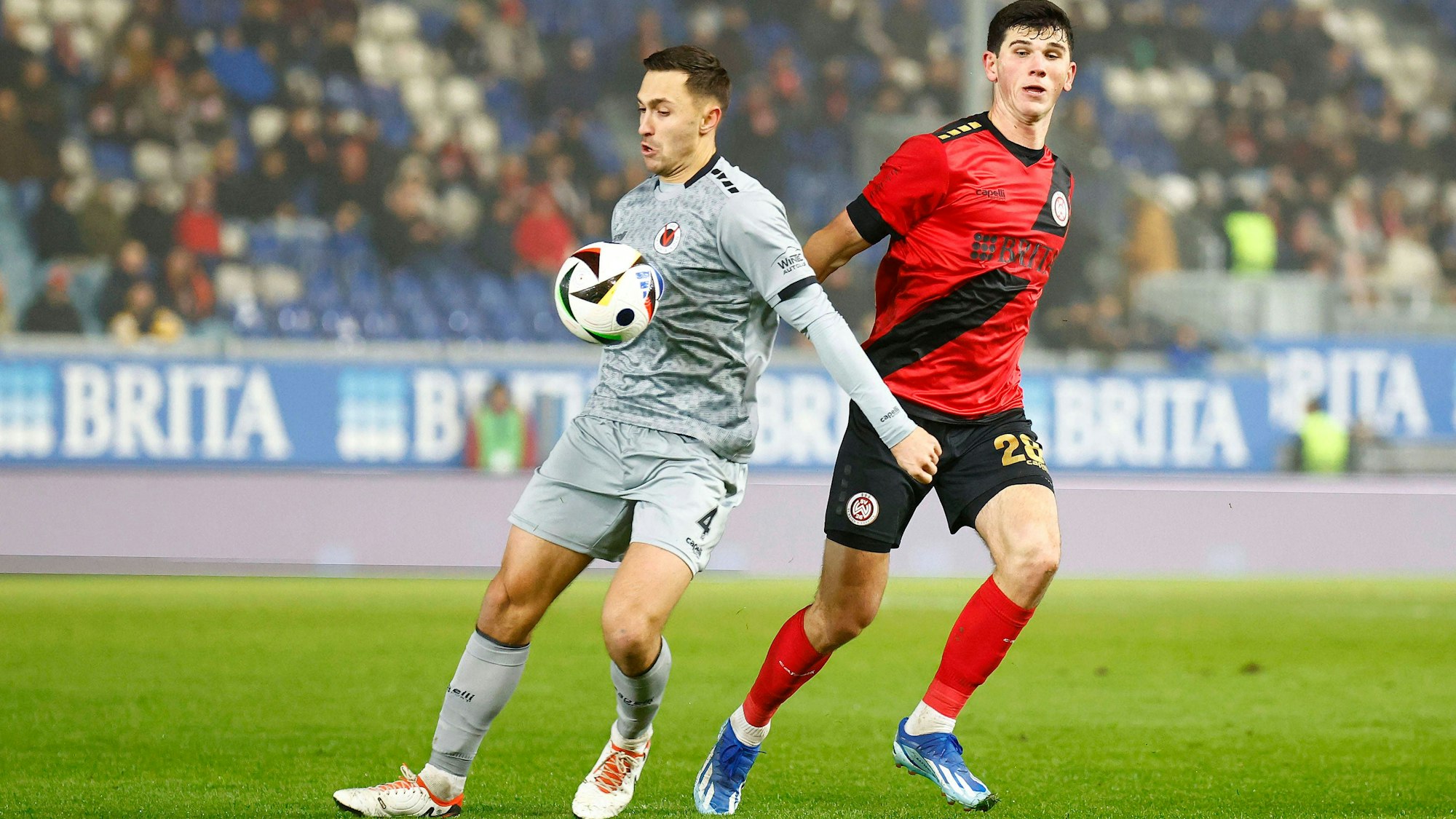 01.12.2024, xavx, Fussball 3.Liga, SV Wehen Wiesbaden - FC Viktoria Köln emspor, v.l. Kevin Pytlik FC Viktoria Köln, Moritz Flotho SV Wehen Wiesbaden DFL/DFB REGULATIONS PROHIBIT ANY USE OF PHOTOGRAPHS as IMAGE SEQUENCES and/or QUASI-VIDEO Wiesbaden *** 01 12 2024, xavx, Fussball 3 Liga, SV Wehen Wiesbaden FC Viktoria Köln emspor, v l Kevin Pytlik FC Viktoria Köln , Moritz Flotho SV Wehen Wiesbaden DFL DFB REGULATIONS PROHIBIT ANY USE OF PHOTOGRAPHS as IMAGE SEQUENCES and or QUASI VIDEO Wiesbaden