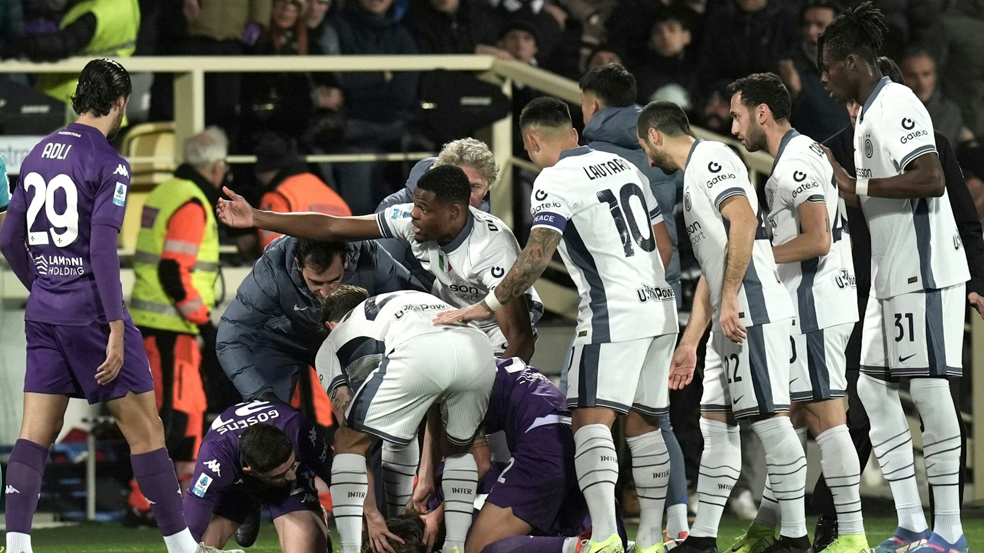 Edoardo Bove wurde mit einem Krankenwagen vom Feld gefahren. /Emanuele Pennacchio