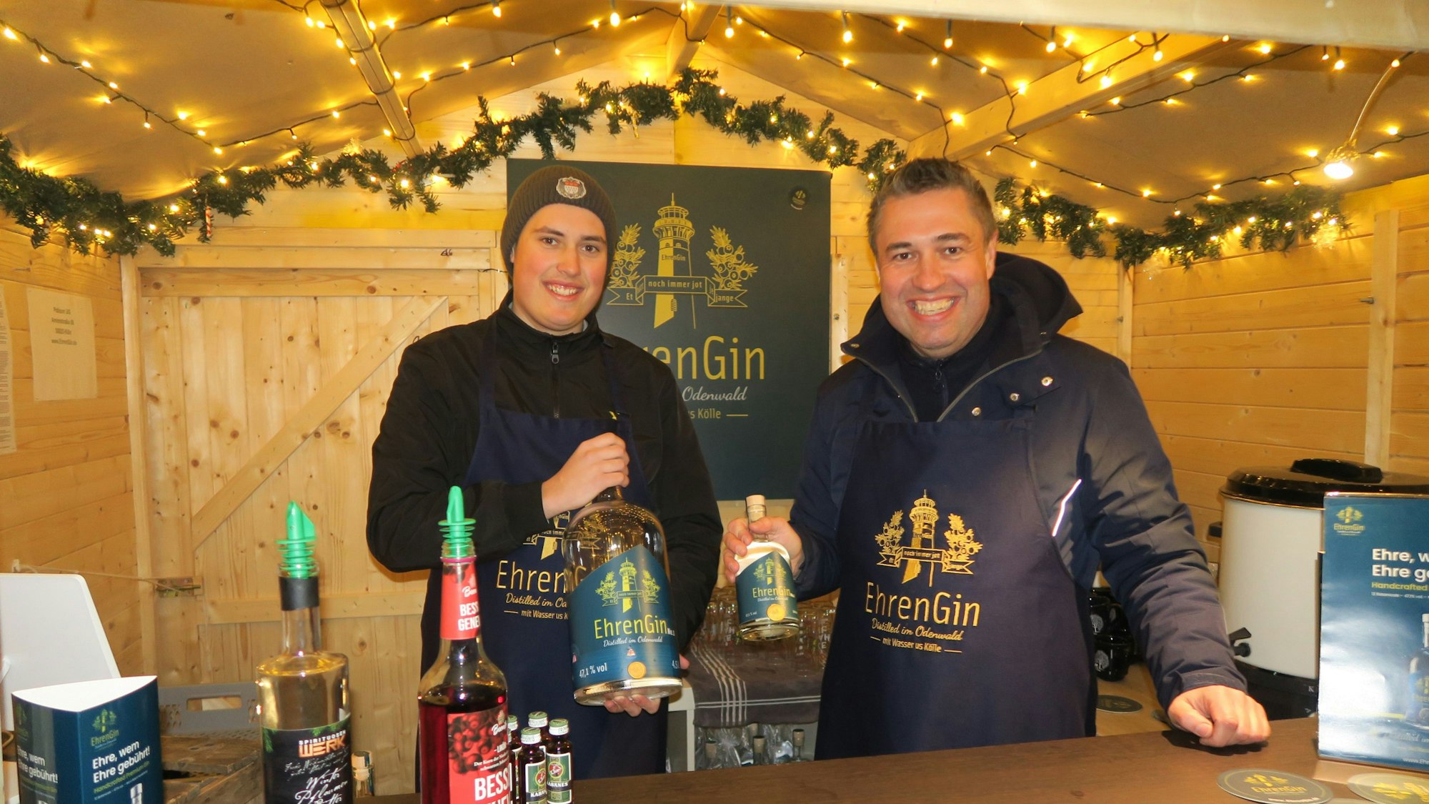 Anwesenheit auf dem Weihnachtsmarkt ist Ehrensache: Pepe und Patrick Schäfer (v.l.) haben die passenden Drinks kreiert.