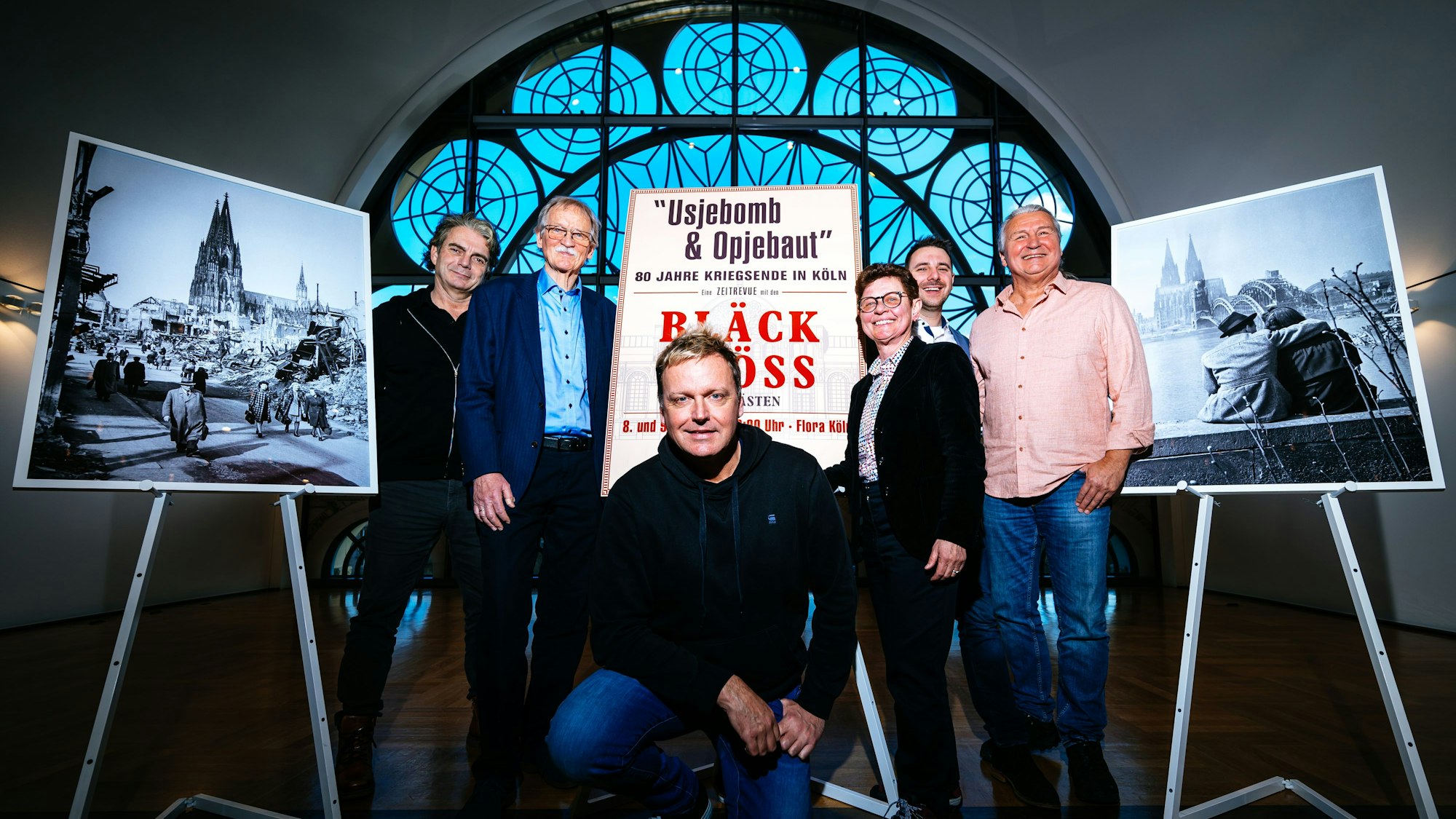 In der Flora präsentieren die Bläck Fööss mit Andreas Wegener (r.), Mirko Bäumer (vorne) und Alex Vesper (l.) ihre Revue, die Moderation übernehmen Wolfgang Oelsner (2.v.l.), Monika Salchert (3.v.r.) und Stefan Henseler (2.v.r.)