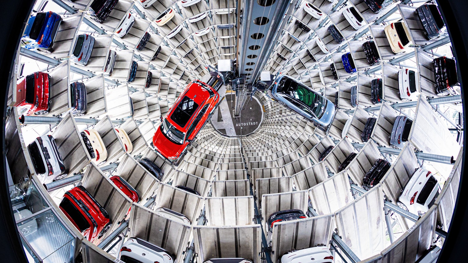 Wolfsburg: Ein Volkswagen Tiguan (l) und ein Volkswagen ID.7 (r) werden bei einem Fototermin in einem der beiden Autotürme der Volkswagen Autostadt aus Boxen gehoben.