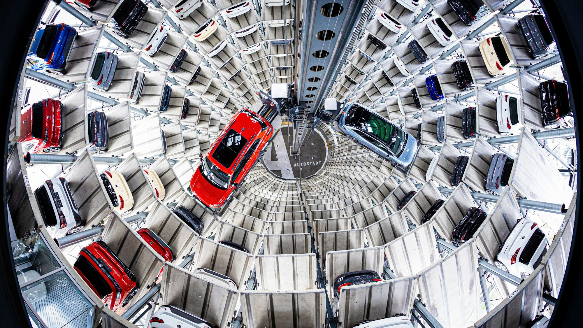 Wolfsburg: Ein Volkswagen Tiguan (l) und ein Volkswagen ID.7 (r) werden bei einem Fototermin in einem der beiden Autotürme der Volkswagen Autostadt aus Boxen gehoben.