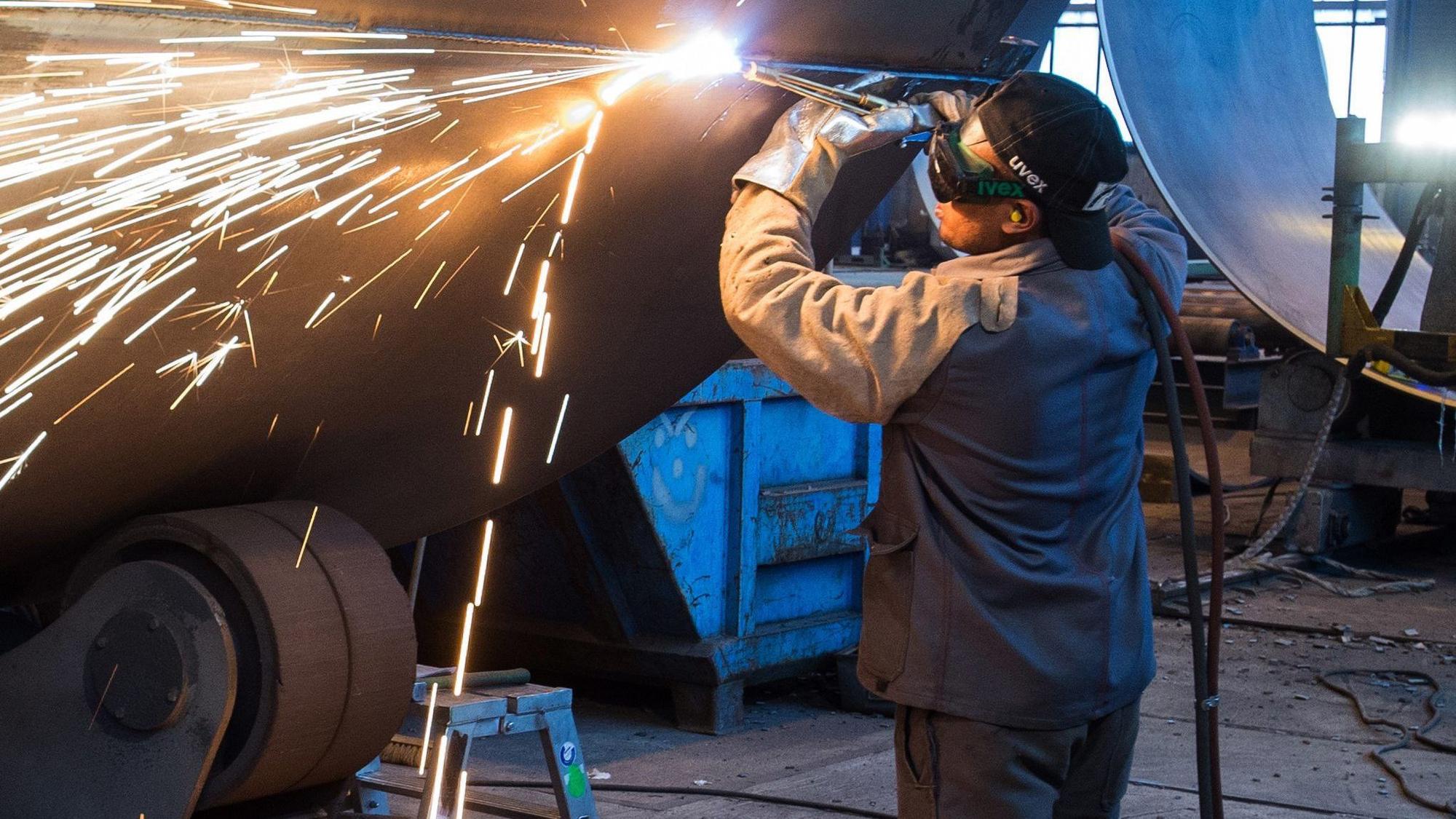 Die deutsche Industrie sprüht derzeit keine Funken: Nicht nur in der Metallbranche sieht es düster aus. dpa