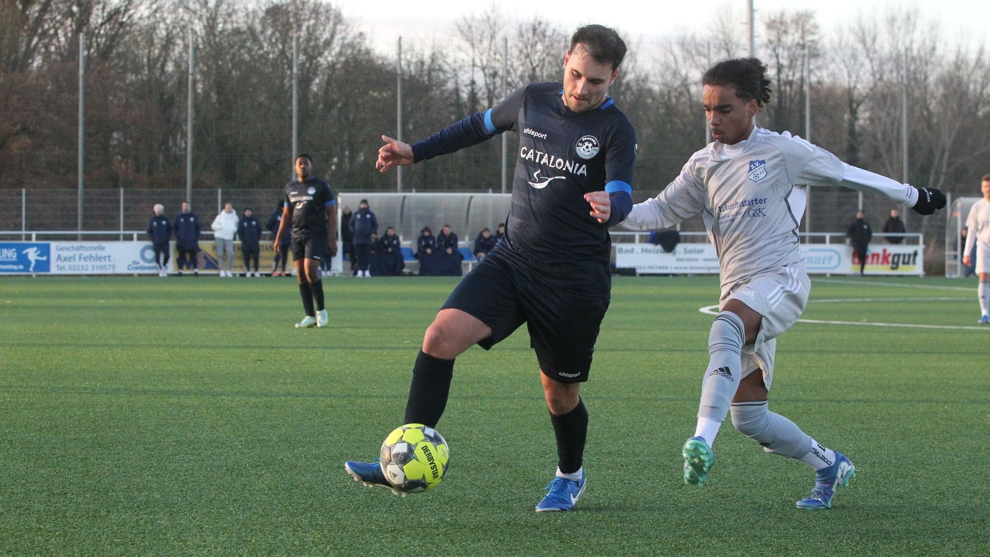 Das Bild zeigt den Spieler des SV Bessenich in einem Zweikampf.