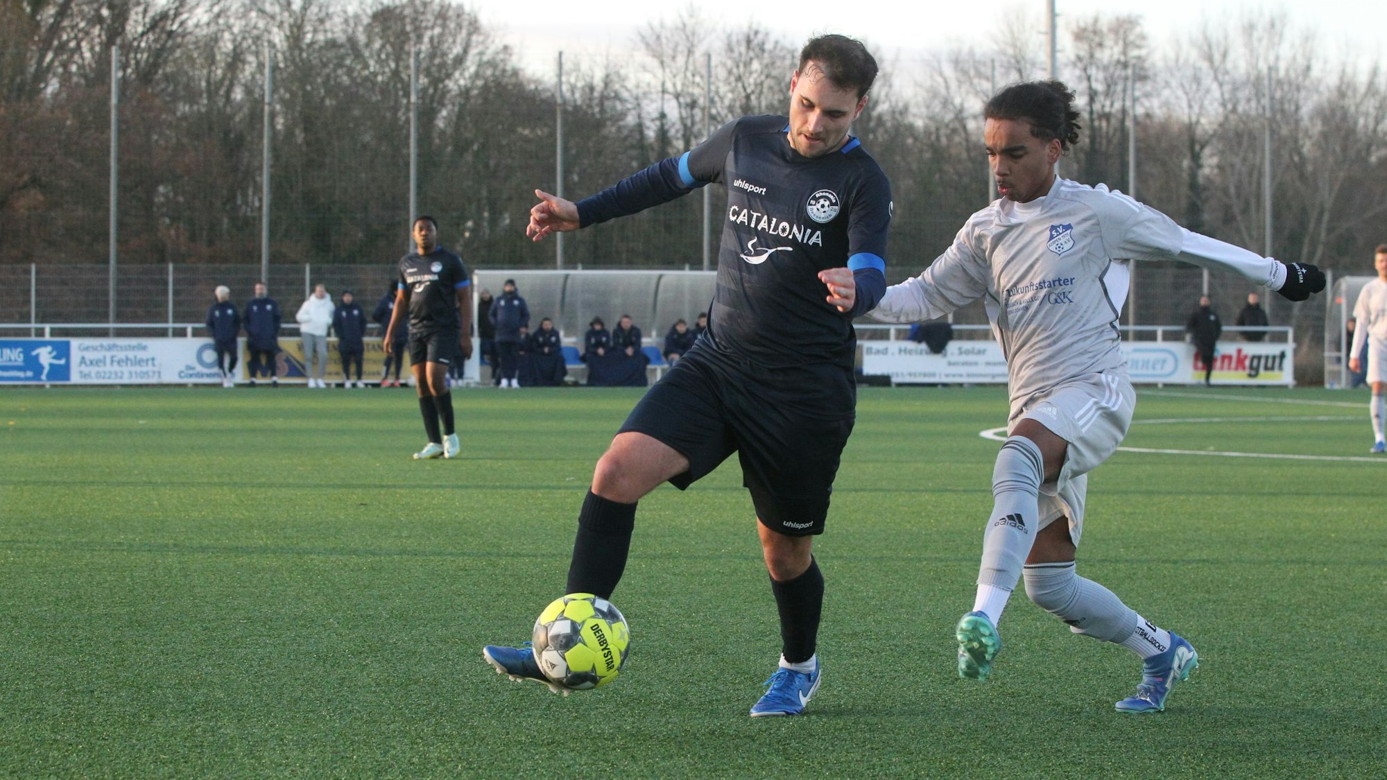 Das Bild zeigt den Spieler des SV Bessenich in einem Zweikampf.