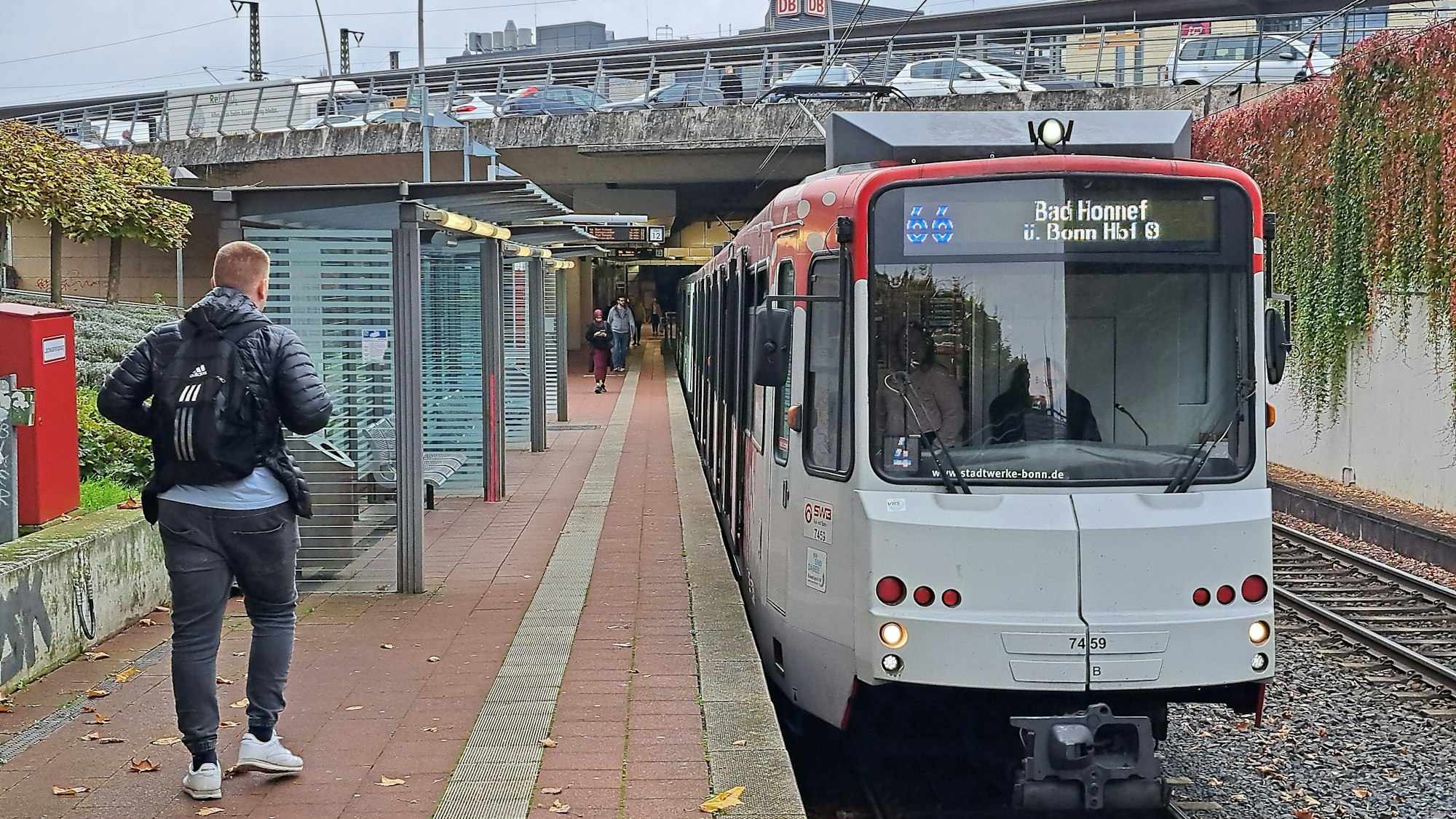 Eine Stadtbahn der Linie 66 steht an der Endstation unter dem Siegburger Bahnhof.