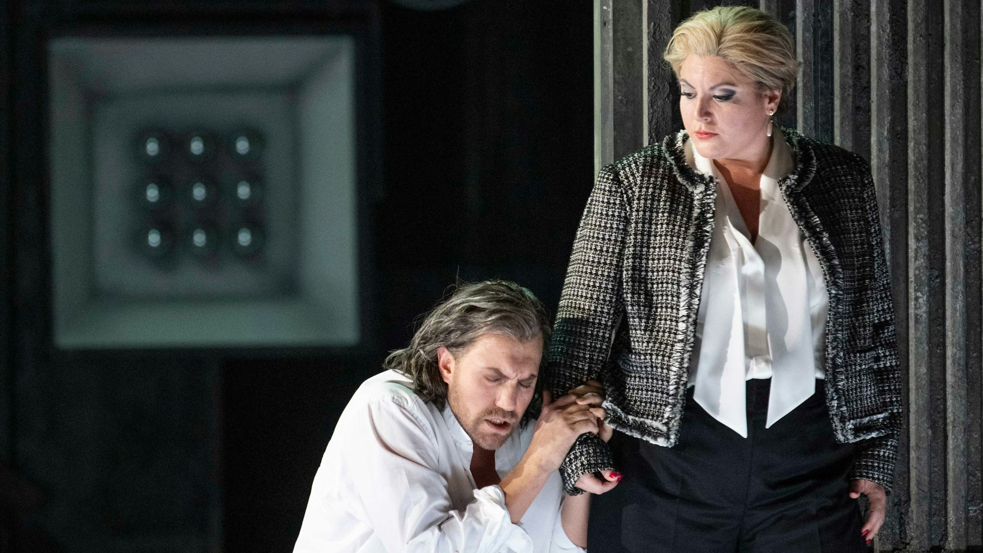 Die Macht lässt sich Abigaille (Marta Torbidoni) von Nabucco (Ernesto Petti) nicht wieder nehmen.