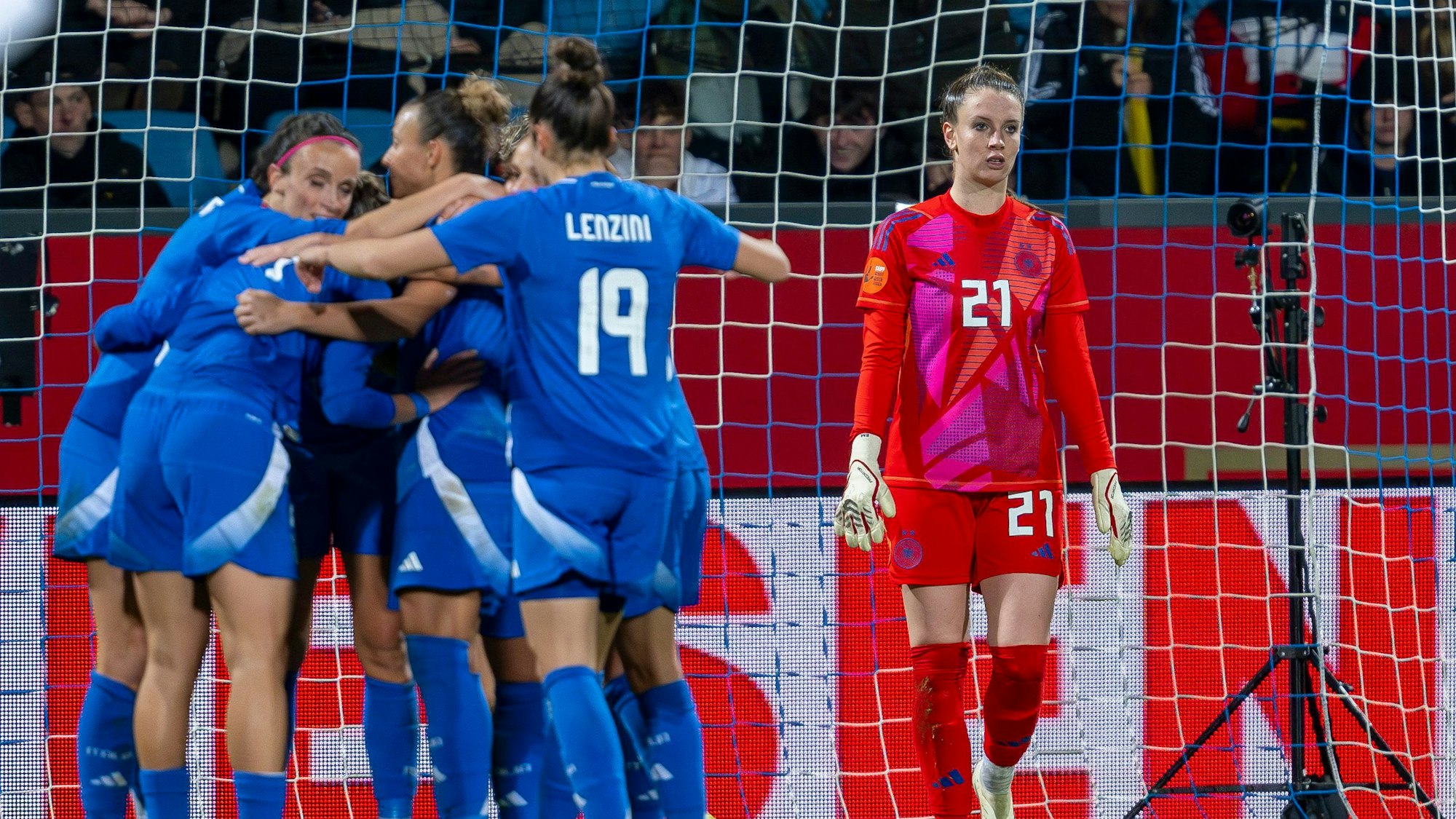 02.12.2024, Nordrhein-Westfalen, Bochum: Fußball, Frauen: Länderspiele, Deutschland - Italien, Vonovia Ruhrstadion: Deutschlands Torhüterin Ena Mahmutovic (r) ist enttäuscht nach ihrem Fehler, der zum 1:2 führte. Foto: David Inderlied/dpa +++ dpa-Bildfunk +++