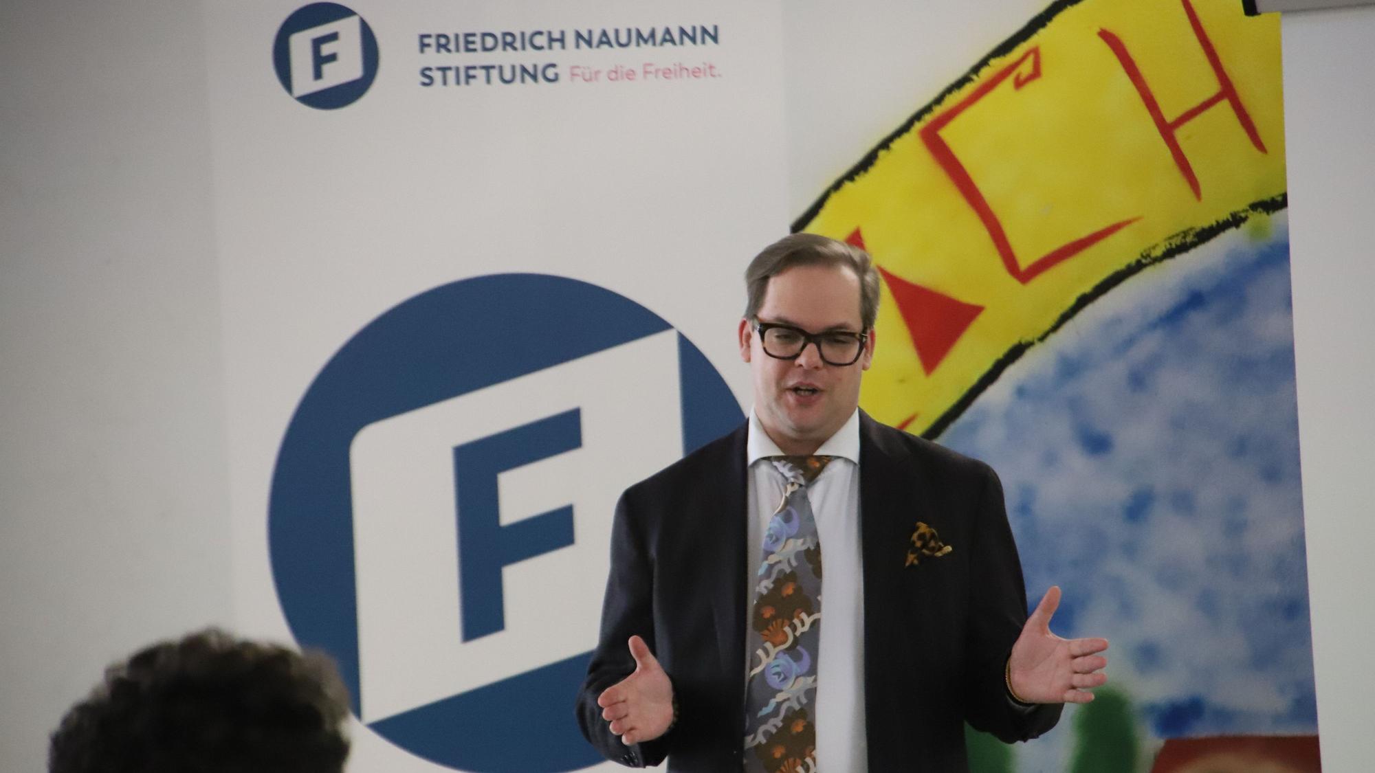 Axel Reitz steht vor Schülerinnen und Schüler und erzählt von seinem Leben.