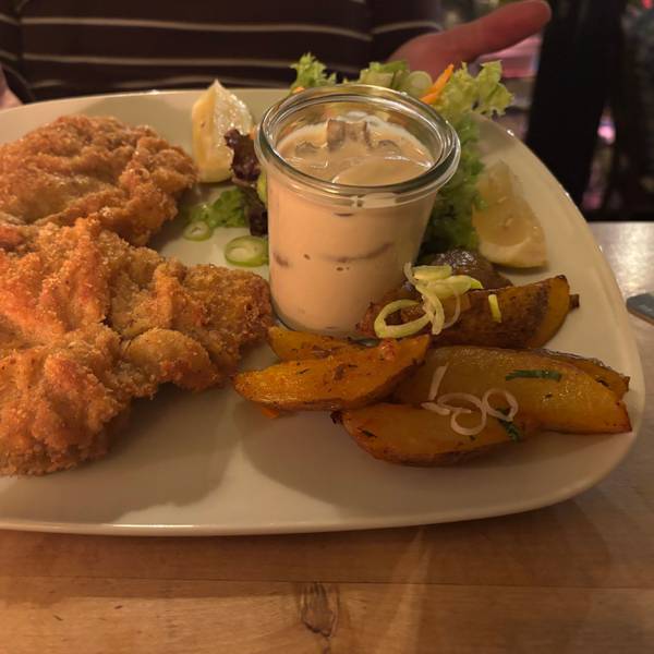 Wiener Schnitzel mit Ofenkartoffeln, Salat und einer Champignonsauce im Glas gibt es in der Speisekammer.