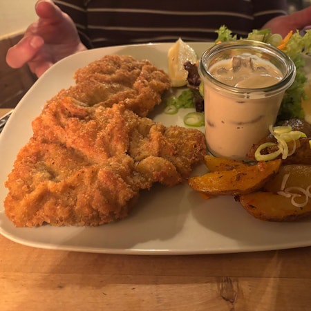 Wiener Schnitzel mit Ofenkartoffeln, Salat und einer Champignonsauce im Glas gibt es in der Speisekammer.