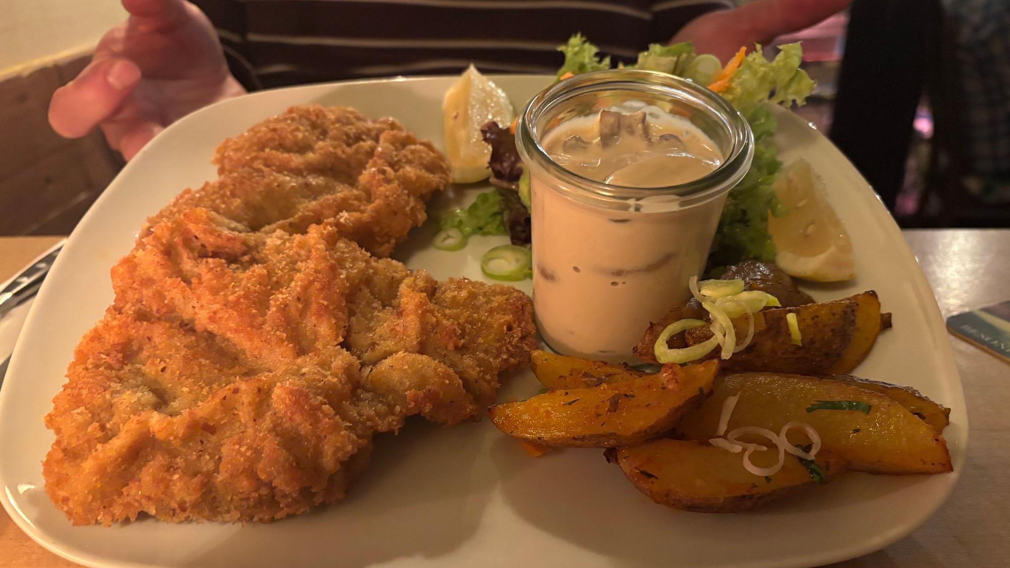 Wiener Schnitzel mit Ofenkartoffeln, Salat und einer Champignonsauce im Glas gibt es in der Speisekammer.