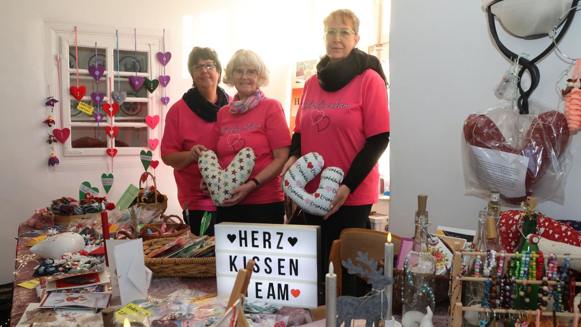 Drei Frauen mit Bastelarbeiten.