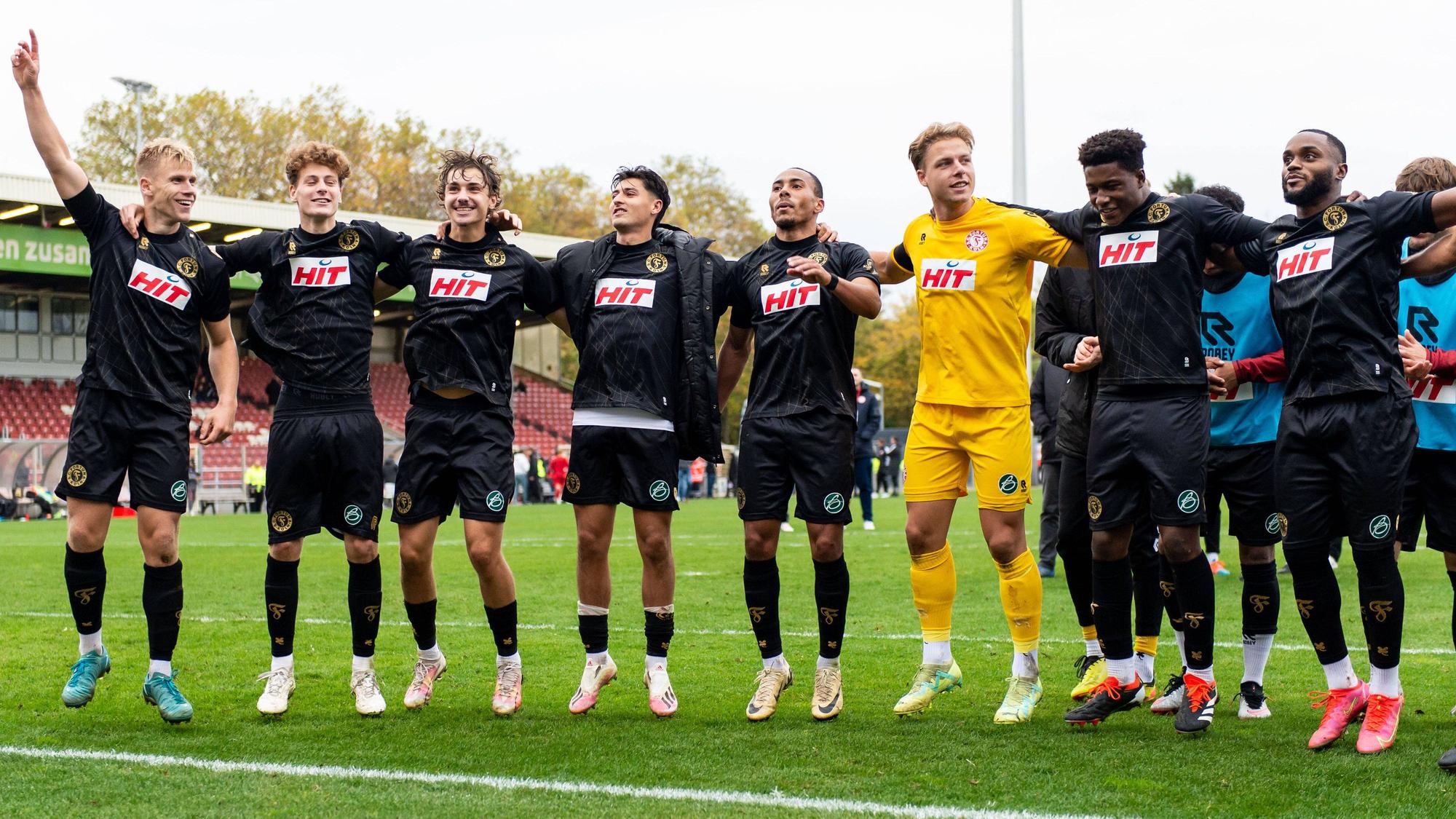 Jubel bei den Gästen aus Köln nach dem Spiel vor der Fankurve DEU, Düsseldorf, 02.11.2024 Fußball, Regionalliga West, Saison 2024/2025, 14. Spieltag, Fortuna Düsseldorf U23 - SC Fortuna Köln Paul-Janes-Stadion NRW Germany *** Cheers from the visitors from Cologne after the match in front of the fan curve DEU, Düsseldorf, 02 11 2024 Football, Regionalliga West, Season 2024 2025, Matchday 14, Fortuna Düsseldorf U23 SC Fortuna Köln Paul Janes Stadion NRW Germany