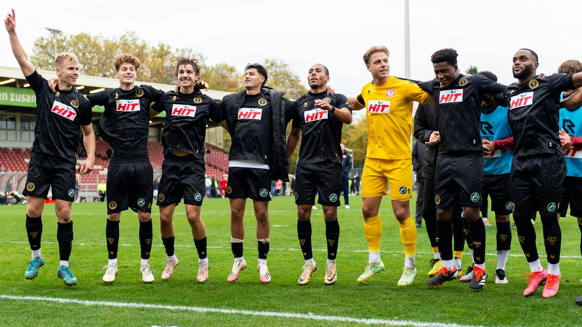 Jubel bei den Gästen aus Köln nach dem Spiel vor der Fankurve DEU, Düsseldorf, 02.11.2024 Fußball, Regionalliga West, Saison 2024/2025, 14. Spieltag, Fortuna Düsseldorf U23 - SC Fortuna Köln Paul-Janes-Stadion NRW Germany *** Cheers from the visitors from Cologne after the match in front of the fan curve DEU, Düsseldorf, 02 11 2024 Football, Regionalliga West, Season 2024 2025, Matchday 14, Fortuna Düsseldorf U23 SC Fortuna Köln Paul Janes Stadion NRW Germany