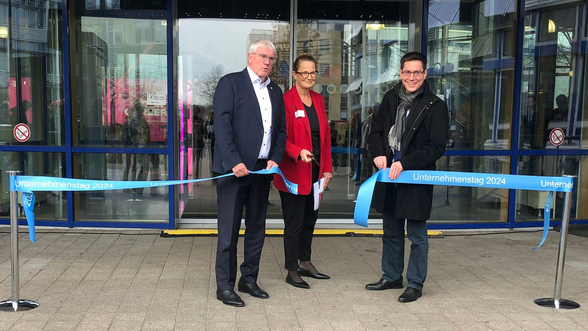 Zum Unternehmenstag in der Hochschule Bonn-Rhein-Sieg treffen Studierende auf 150 potenzielle Arbeitgeber.
Landrat Sebastian Schuster, Hochschulpräsidentin Marin Halfmann und Sankt Augustind Bürgermeister Max Leitterstorf (von links) eröffnen den Unternehmenstag.