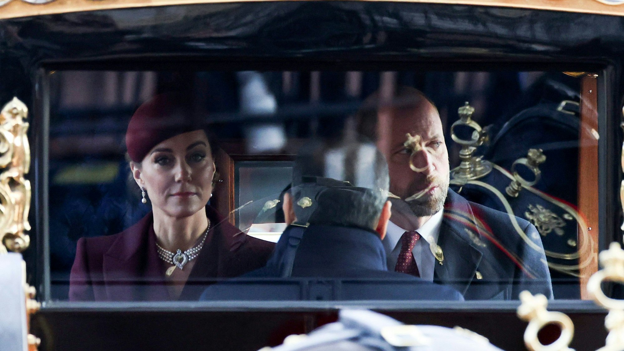 Prinzessin Kate und Prinz William fahren vor.