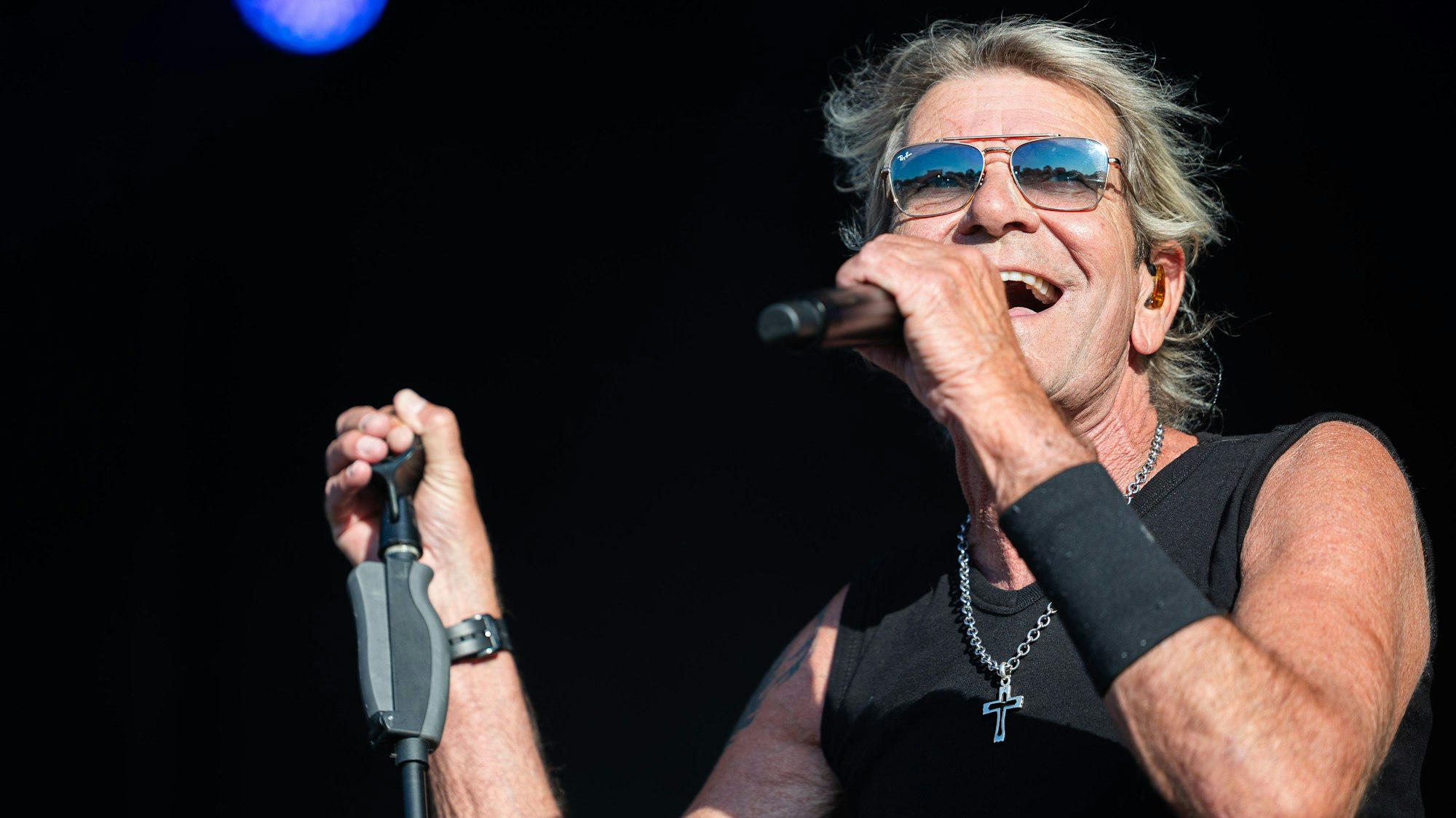 Der Sänger Matthias Reim mit einem Mikro auf der Bühne