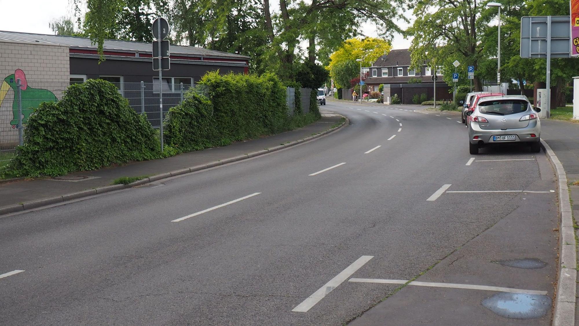 Eine zweispurige Fahrbahn, rechts sind Parktaschen. (Archivfoto)