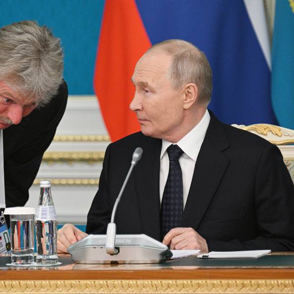 Kreml-Sprecher Dmitri Peskow (l.) und der russische Präsident Wladimir Putin