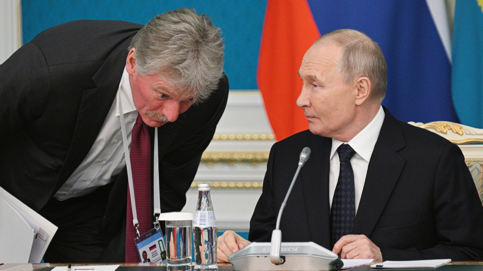 Kremlsprecher Dmitri Peskow (l.) im Gespräch mit Wladimir Putin. (Archivbild)