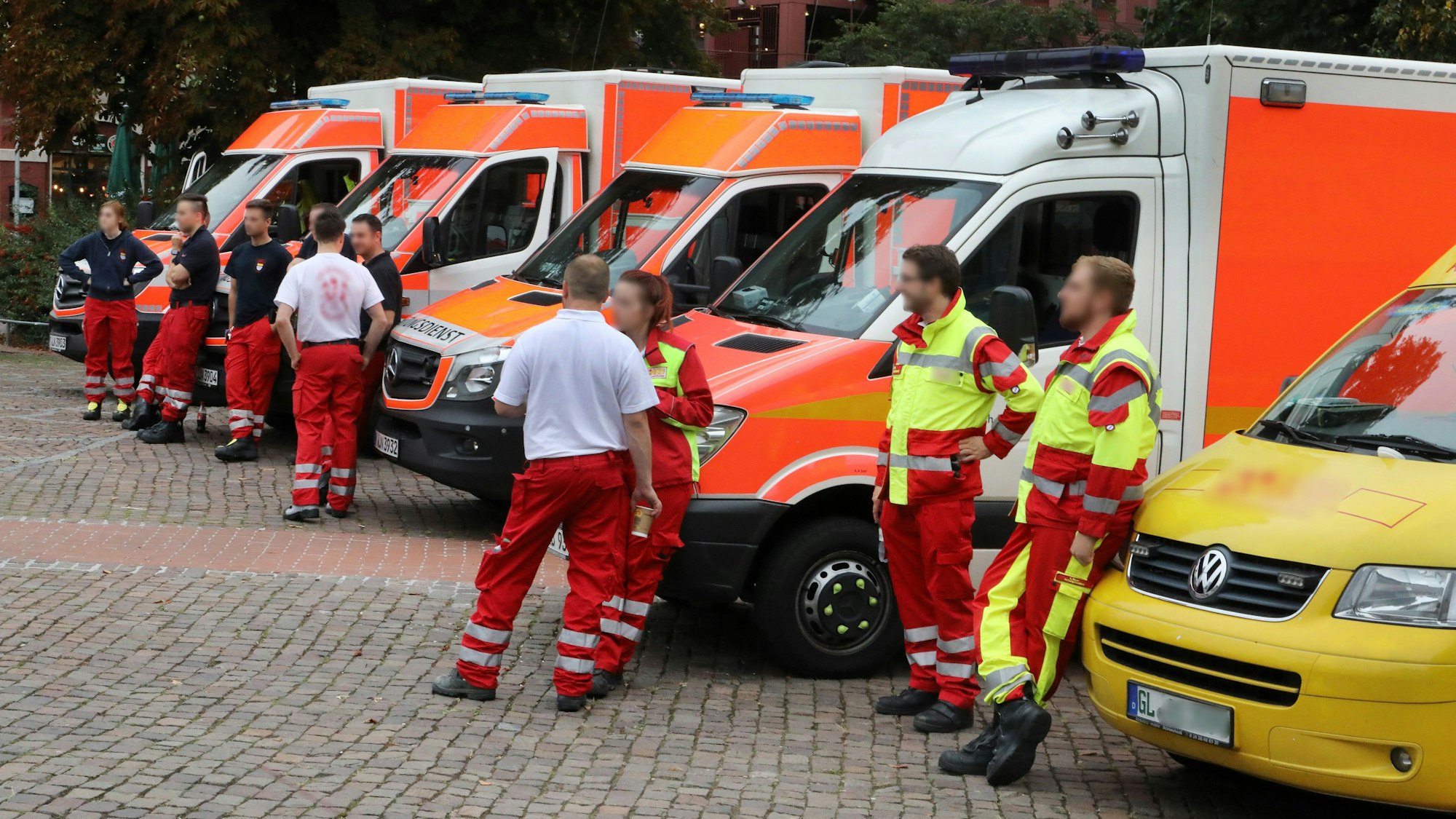 Rettungswagen verschiedener Organisationen stehen auf dem Konrad-Adenauer-Platz in Bergisch Gladbach.