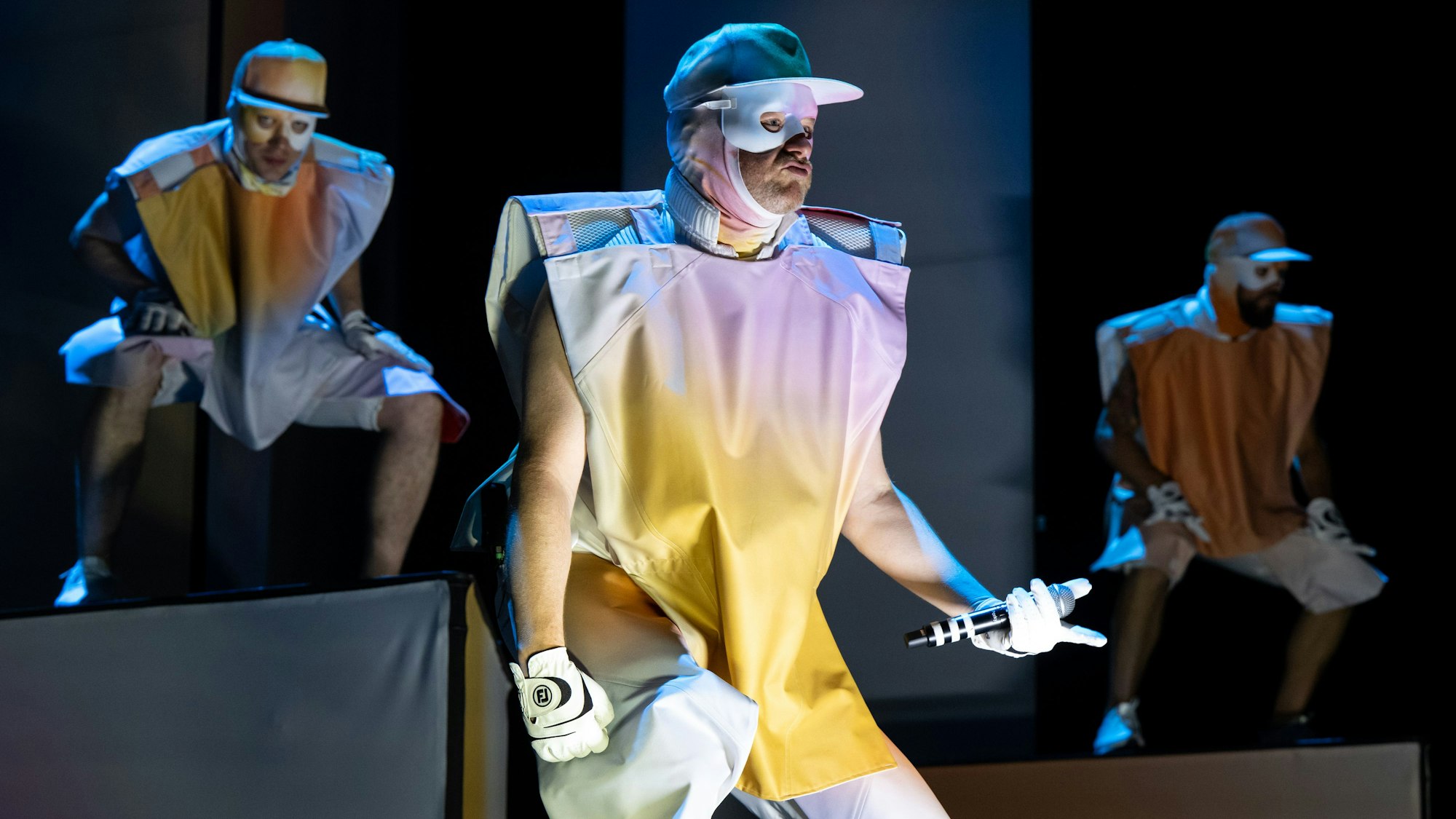 Philipp Grütering (Mitte) und Mitglieder der Band Deichkind stehen in der Olympiahalle auf der Bühne.